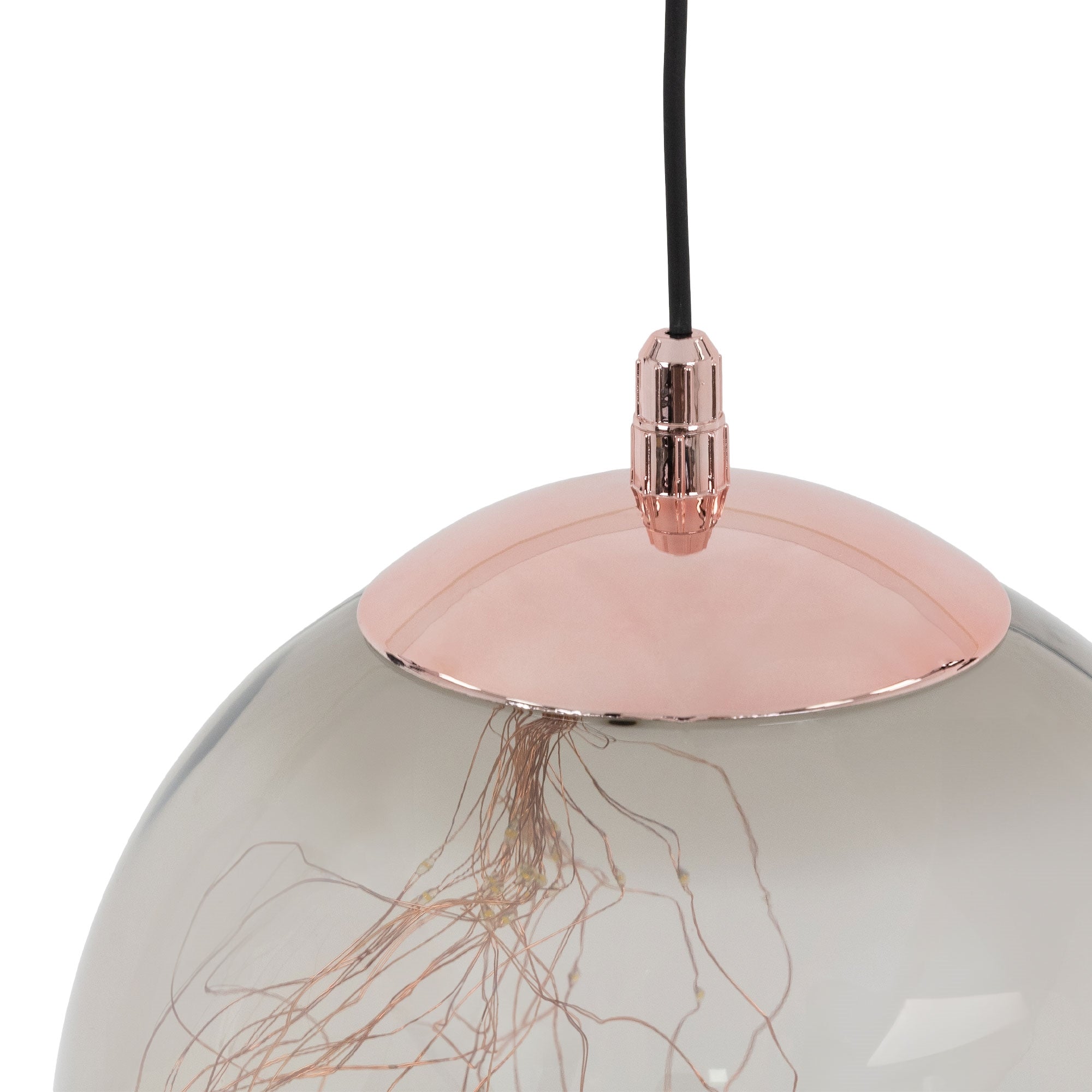Detailansicht der Hängelampe mit kupferfarbener Halterung und transparentem Glas.