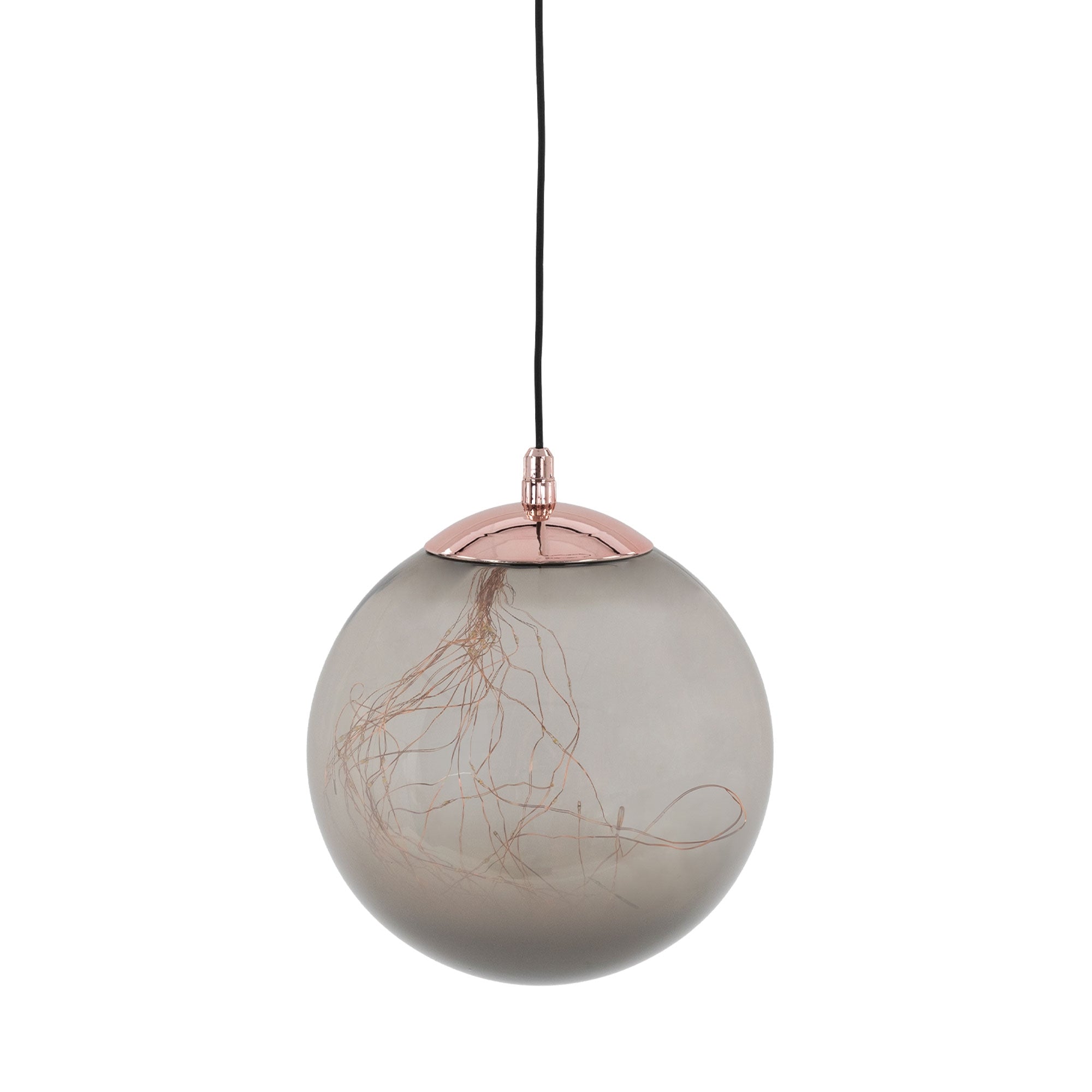 Hängende Glaskugel mit kupferfarbener Halterung und feinen Drähten.