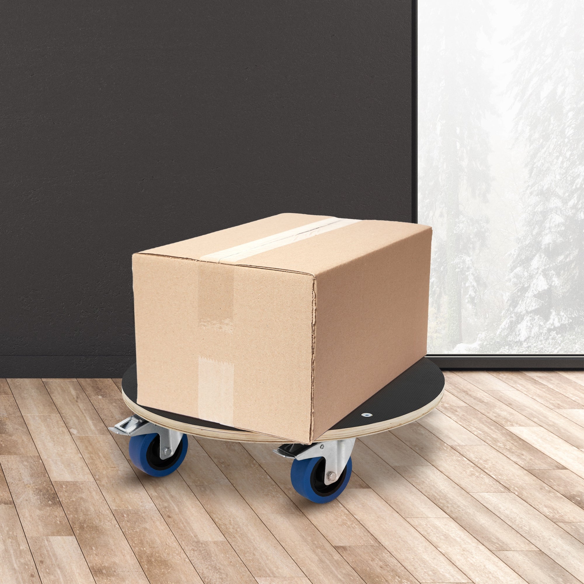 Karton auf einem runden Multiplexwagen auf einem Holzboden.