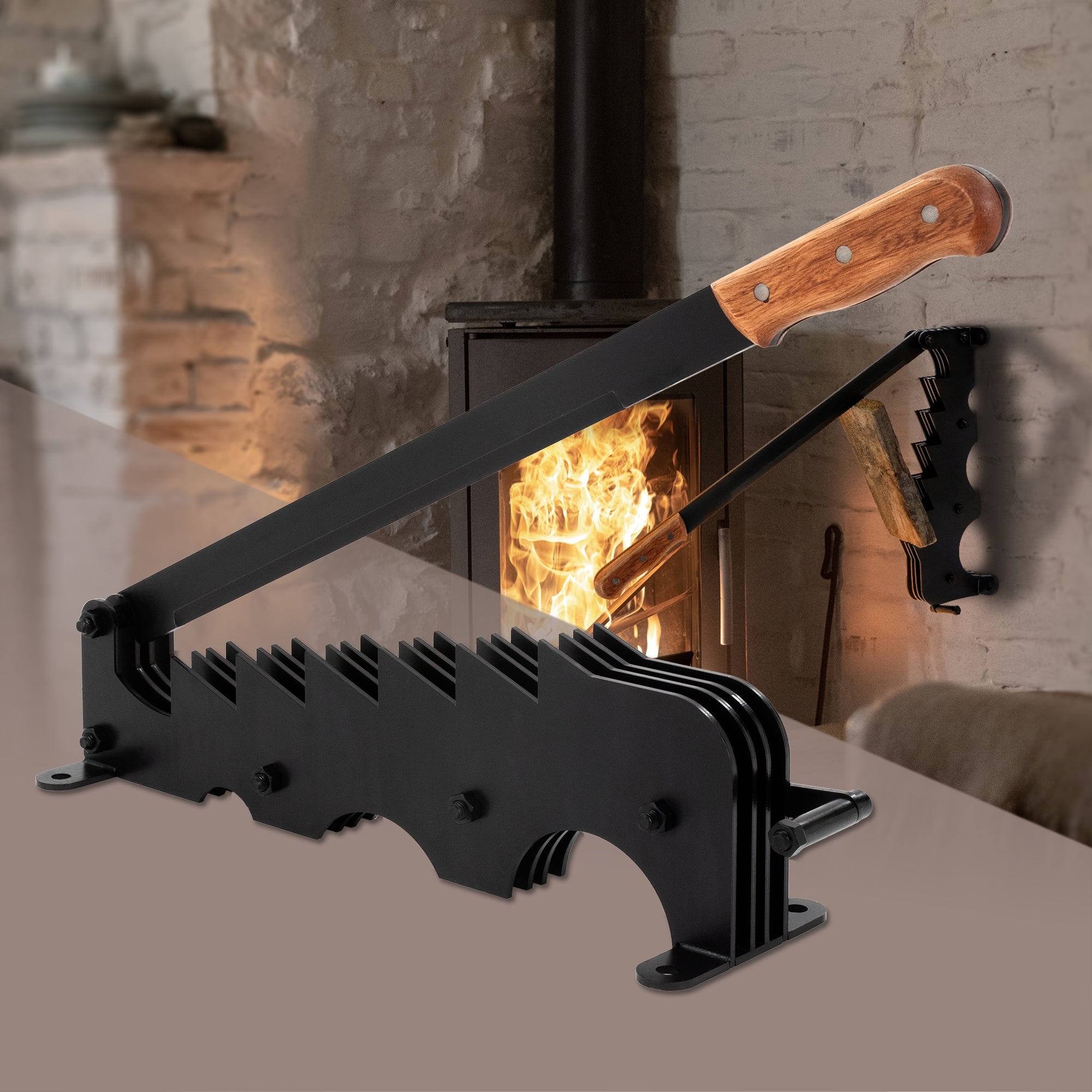 Holzspalter mit schwarzem Metallgestell und Holzgriff, vor einem Kamin.