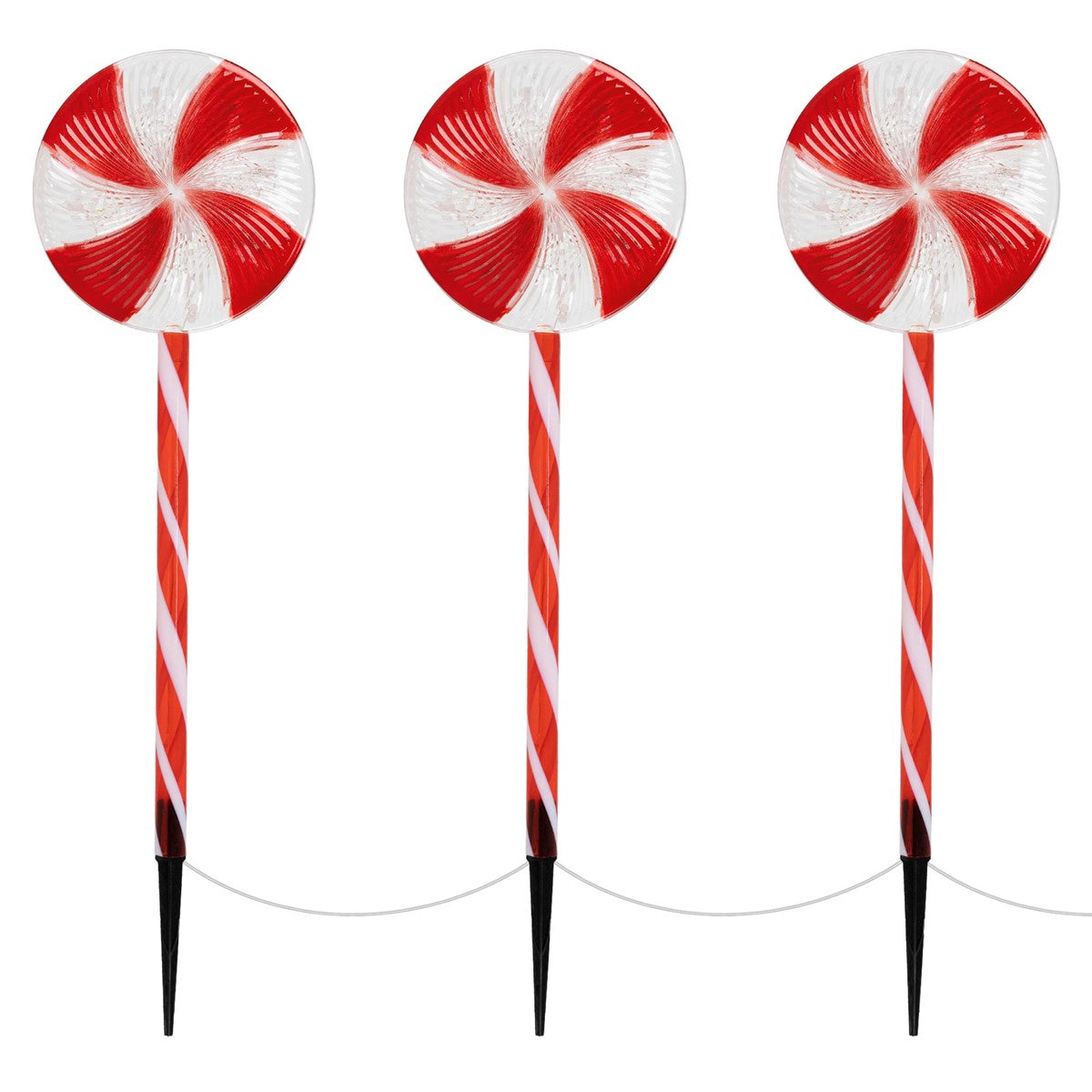 Drei Zuckerstangen mit rot-weißen Streifen auf einem weißen Hintergrund.
