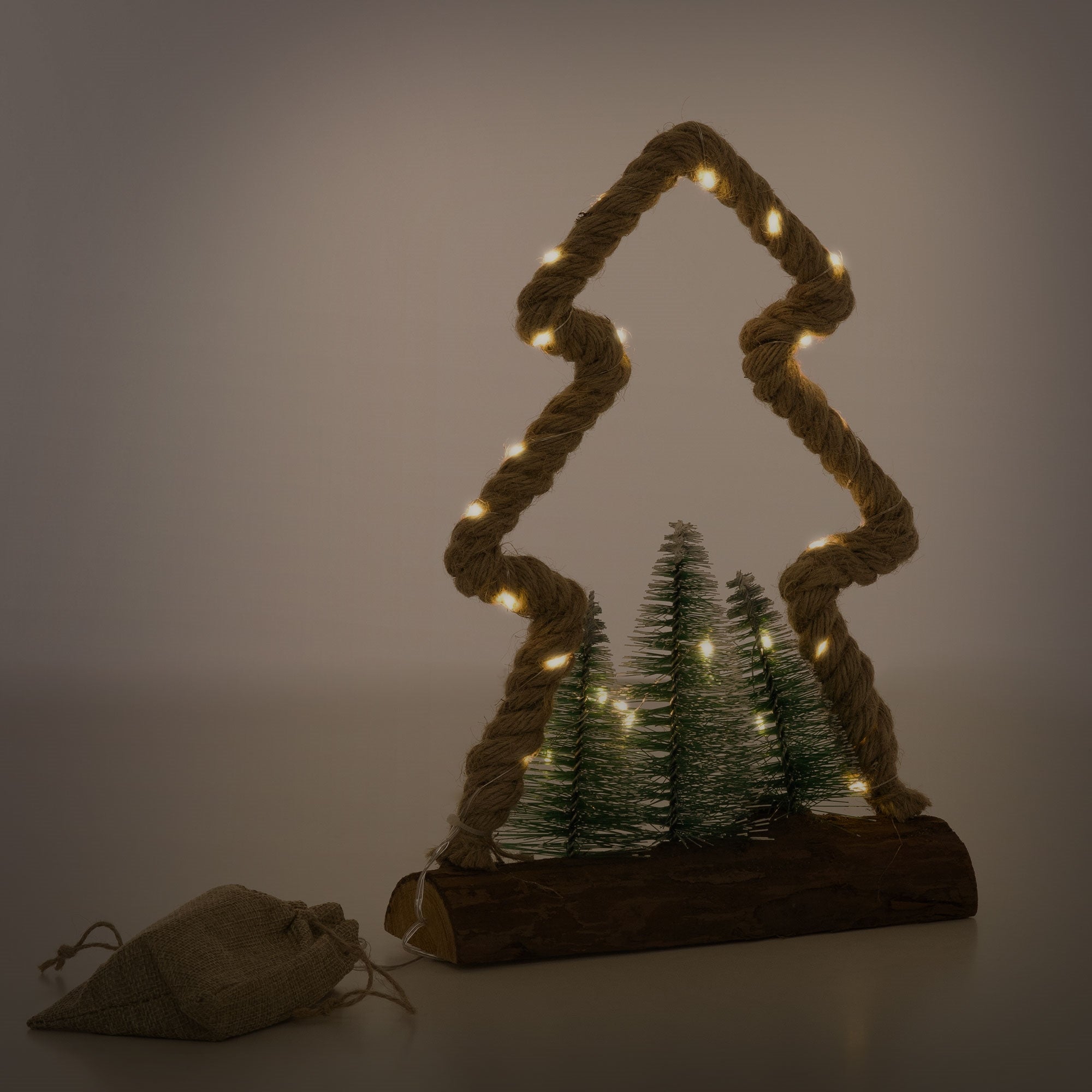 Dekorative Weihnachtsbaumform aus Seil mit Lichtern und kleinen Tannenbäumen.