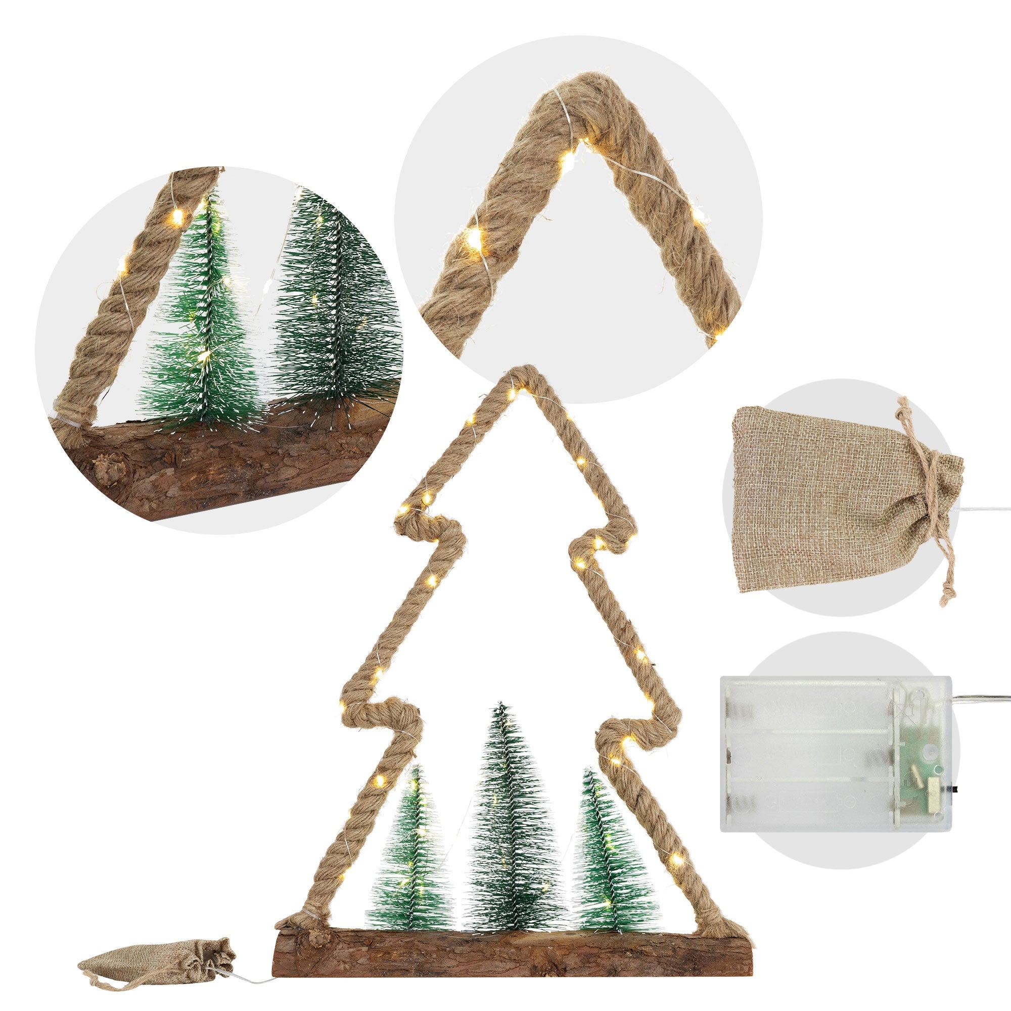 Holzbaum mit Lichterkette und kleinen Tannenbäumen, in Jutesack.