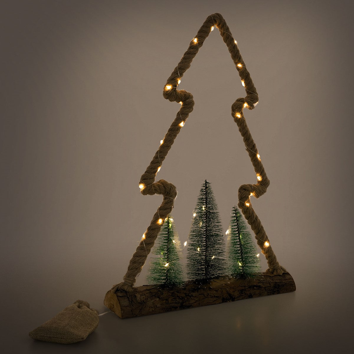 Dekorative Weihnachtsbaumfigur aus Seil mit Lichtern und kleinen Tannenbäumen.