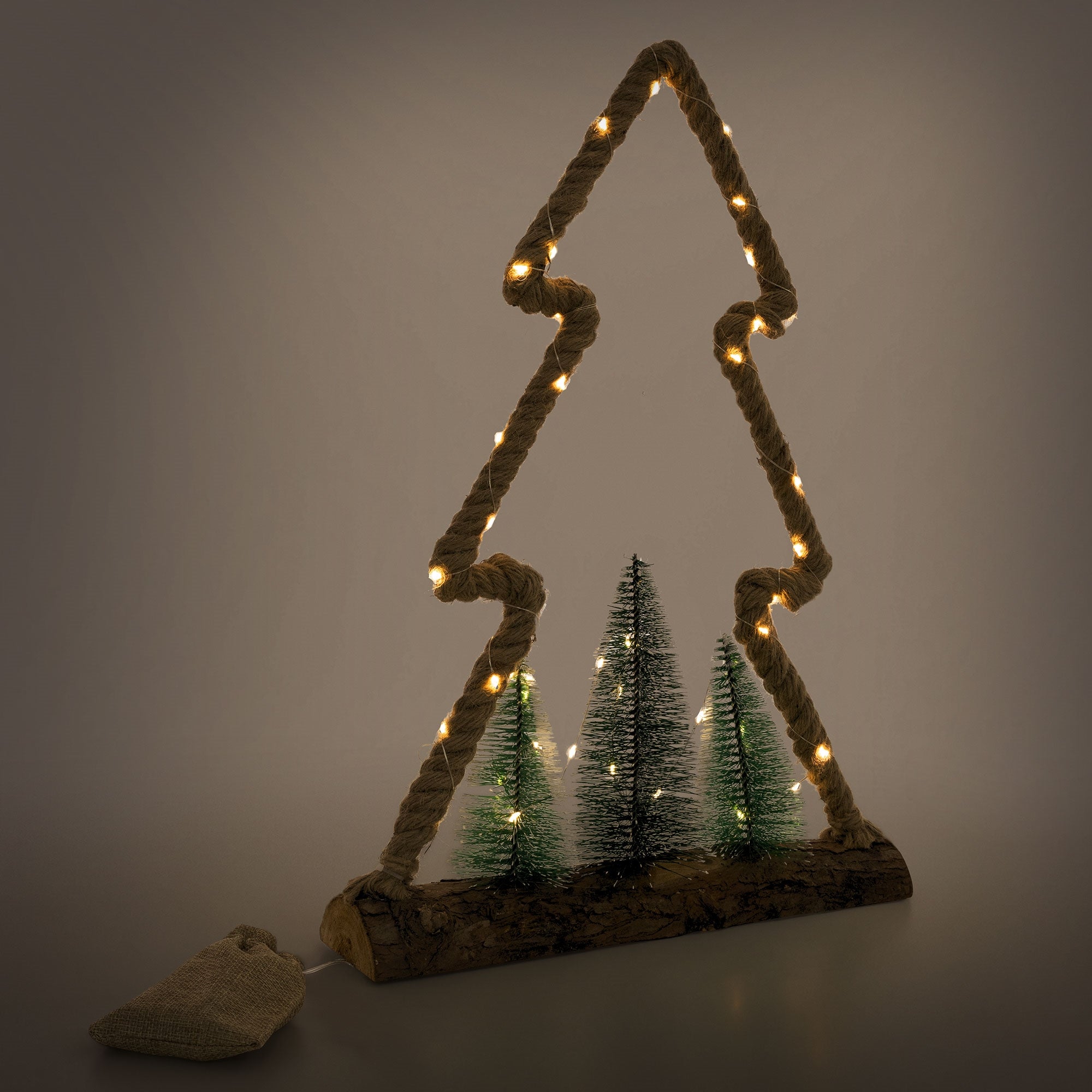 Dekorative Weihnachtsbaumfigur aus Seil mit Lichtern und kleinen Tannenbäumen.