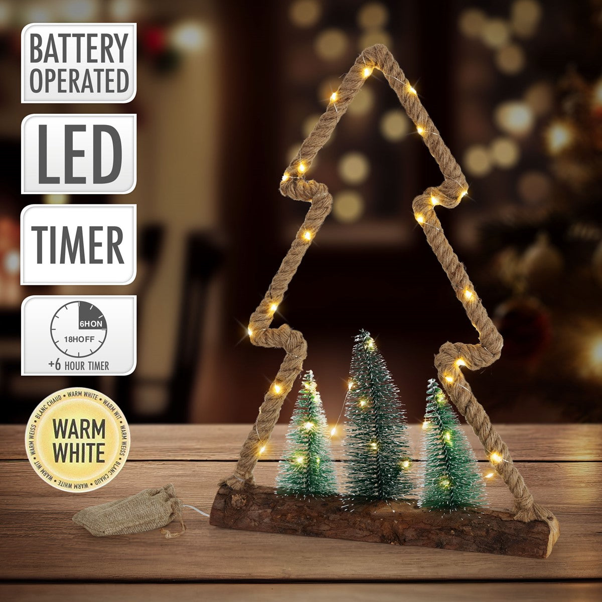 Dekorativer Weihnachtsbaum aus Holz mit Lichtern und kleinen grünen Bäumen.