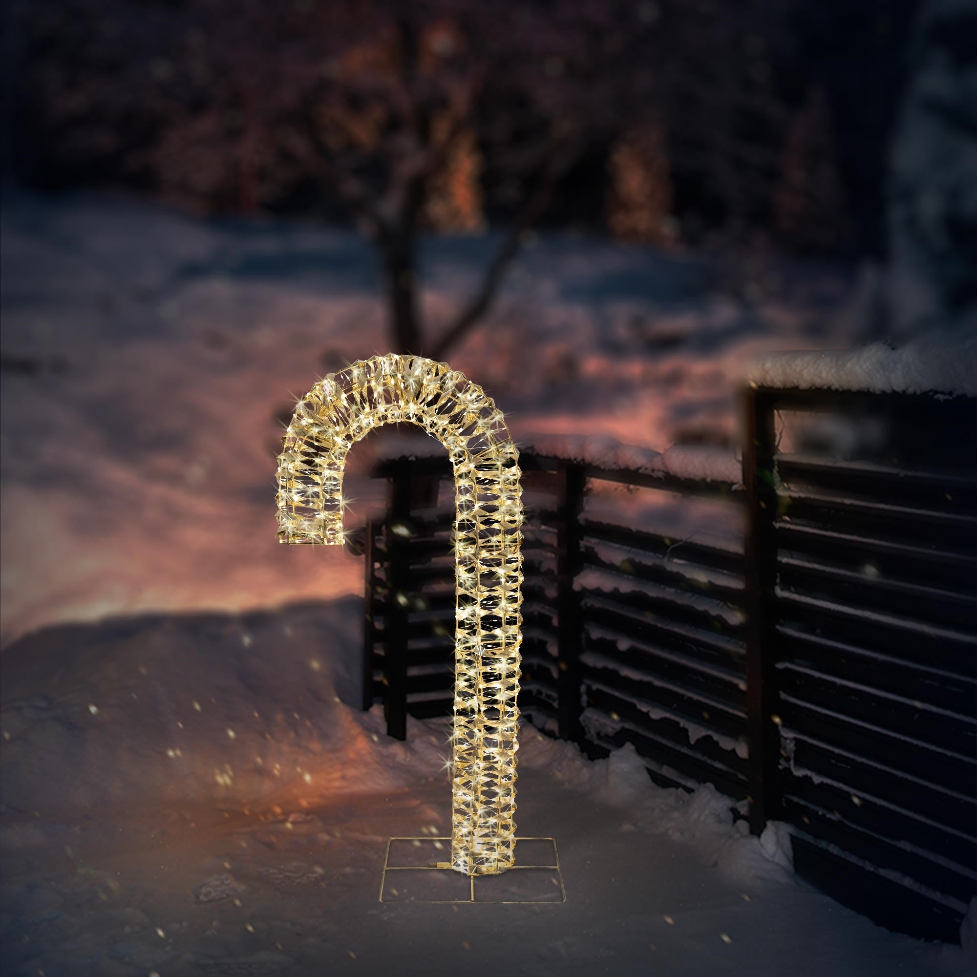 Decorazione a forma di bastoncino di zucchero in filo con luci in un ambiente invernale.