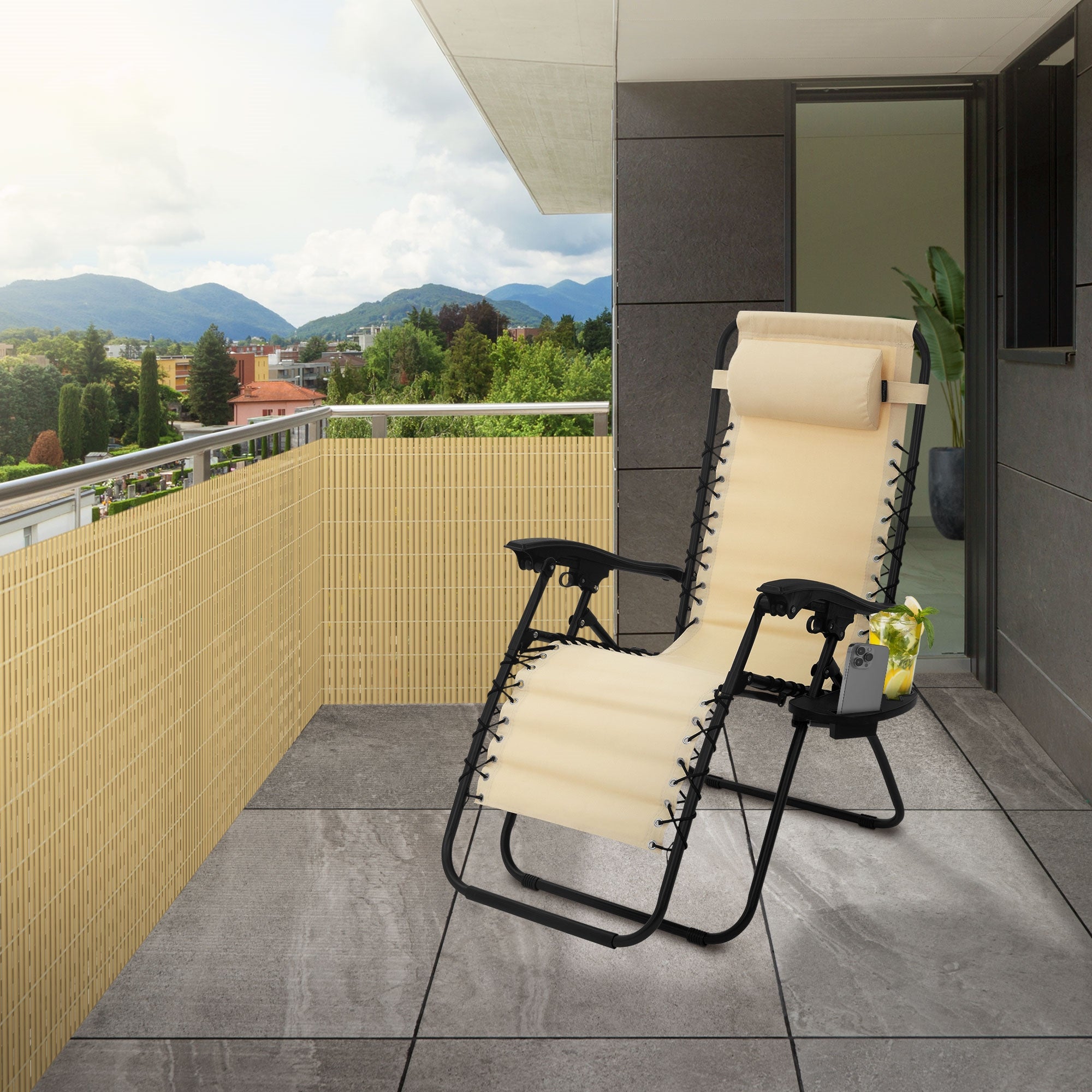 Balkon s lehátkem a ochranným plotem v bambusovém vzhledu.
