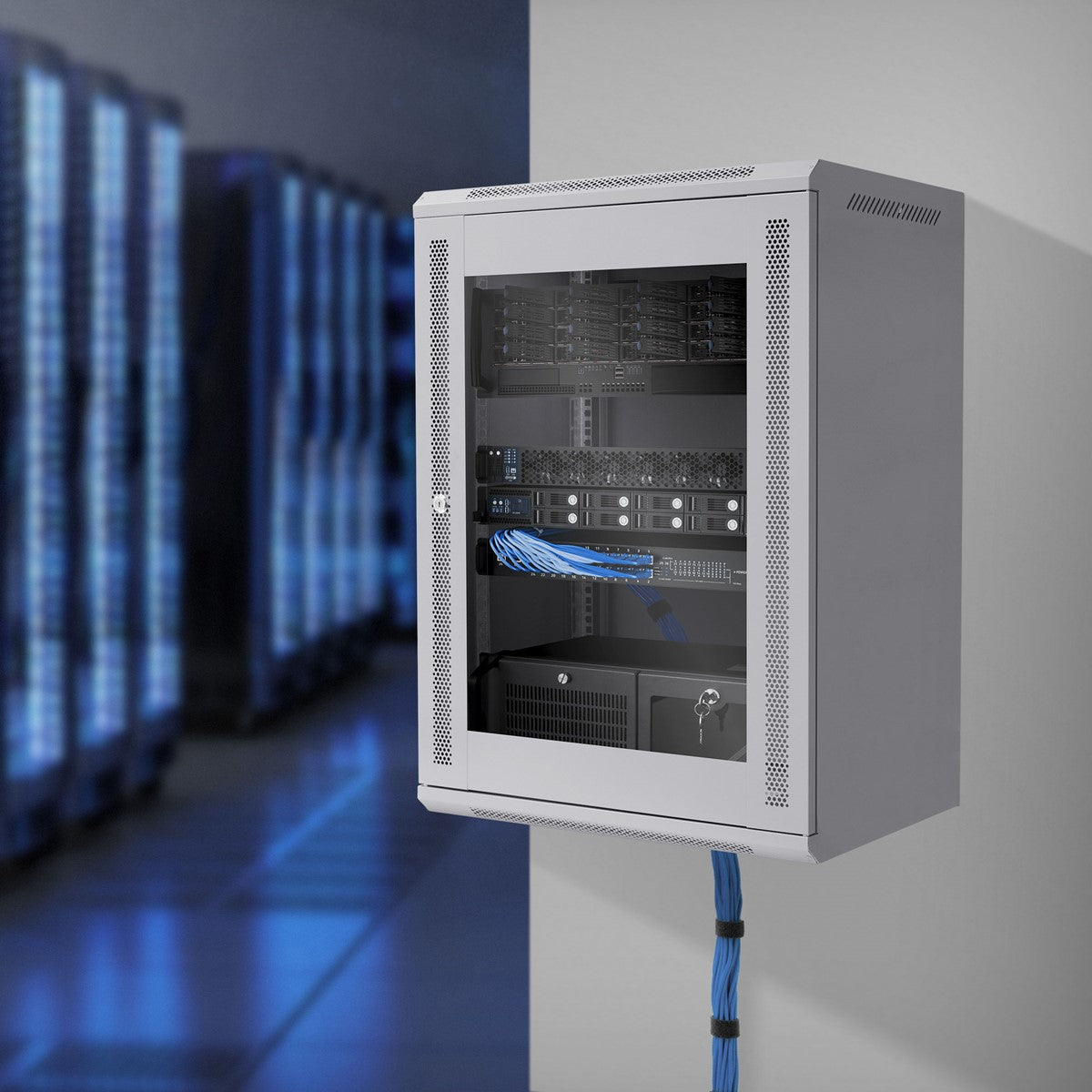 Armadio server bianco in una stanza con luci blu, cavi visibili.
