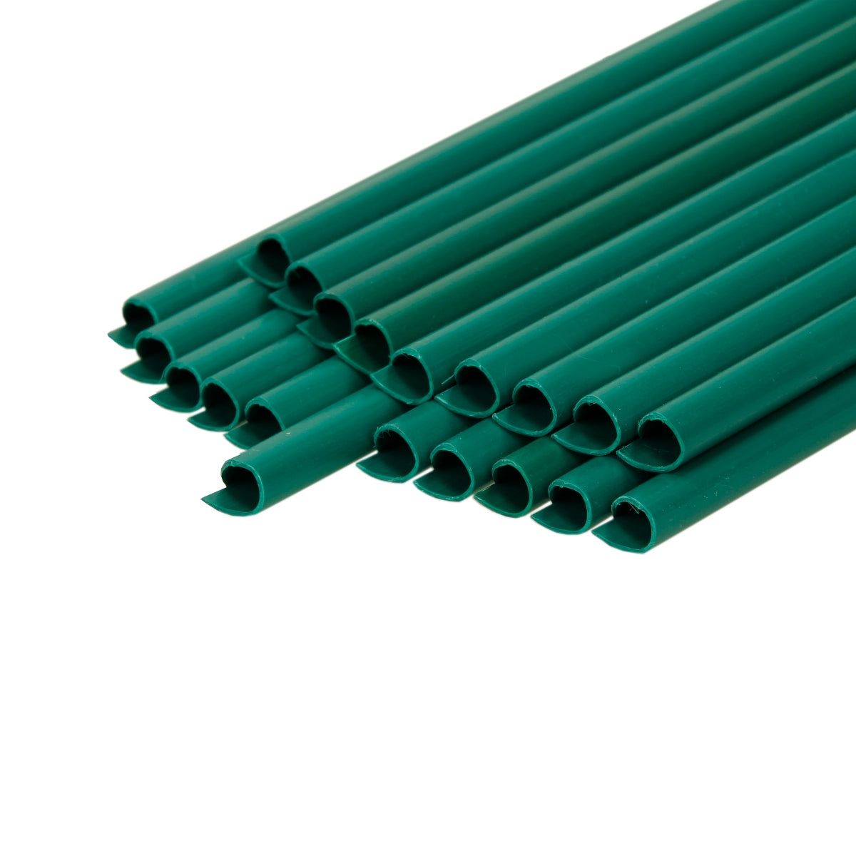 Tuberías de plástico verde en varias capas sobre un fondo blanco.