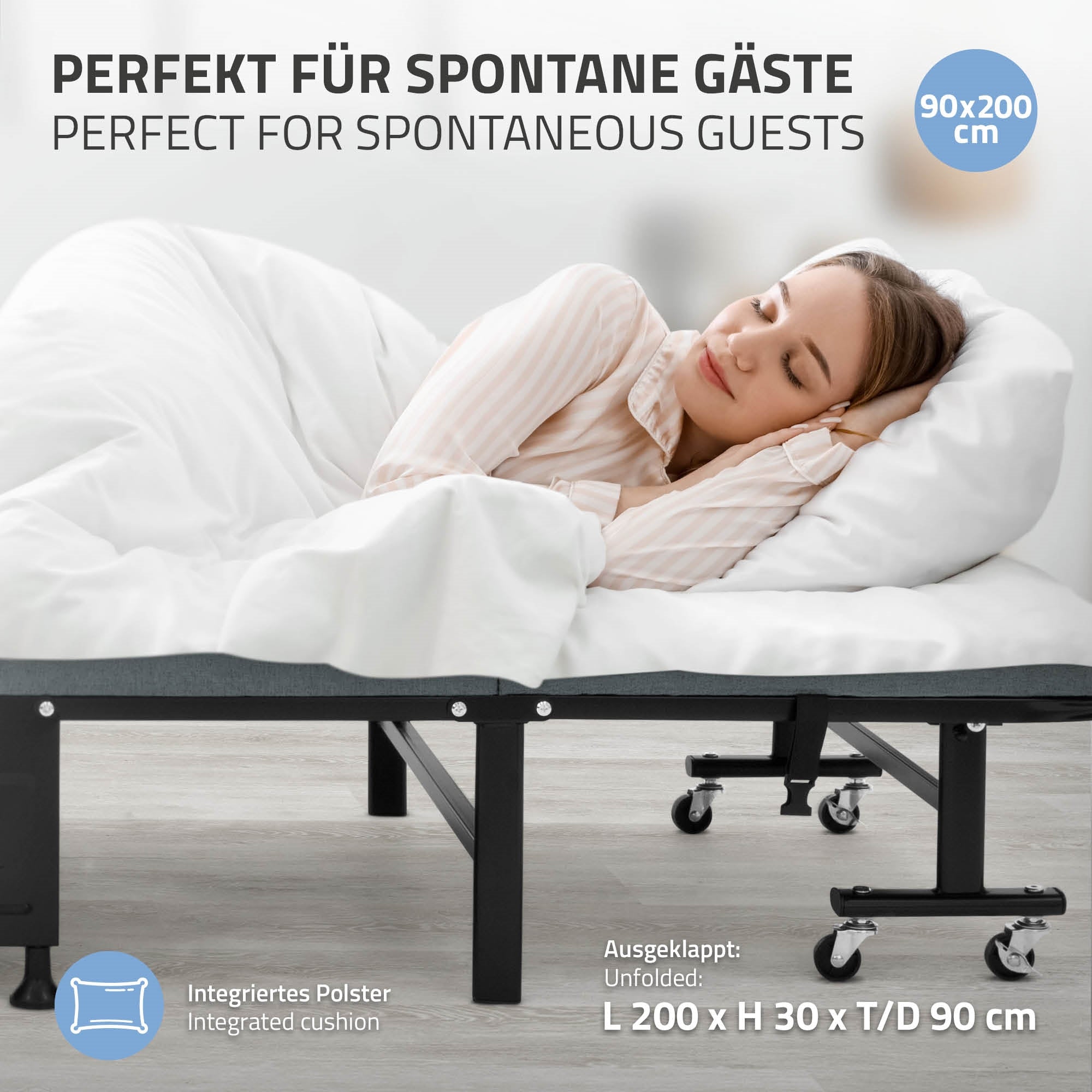 Frau liegt auf einem Bett mit ausgerollter Matratze, umgeben von Kissen.
