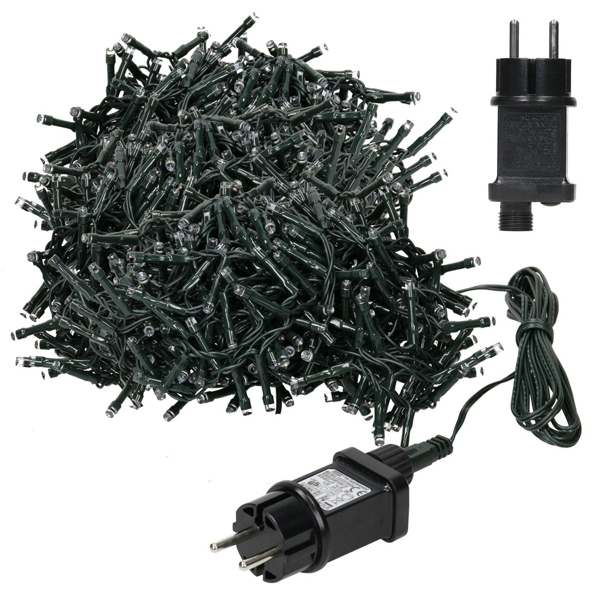 Grüne LED-Lichterkette mit Stecker und Adapter auf hellem Hintergrund.