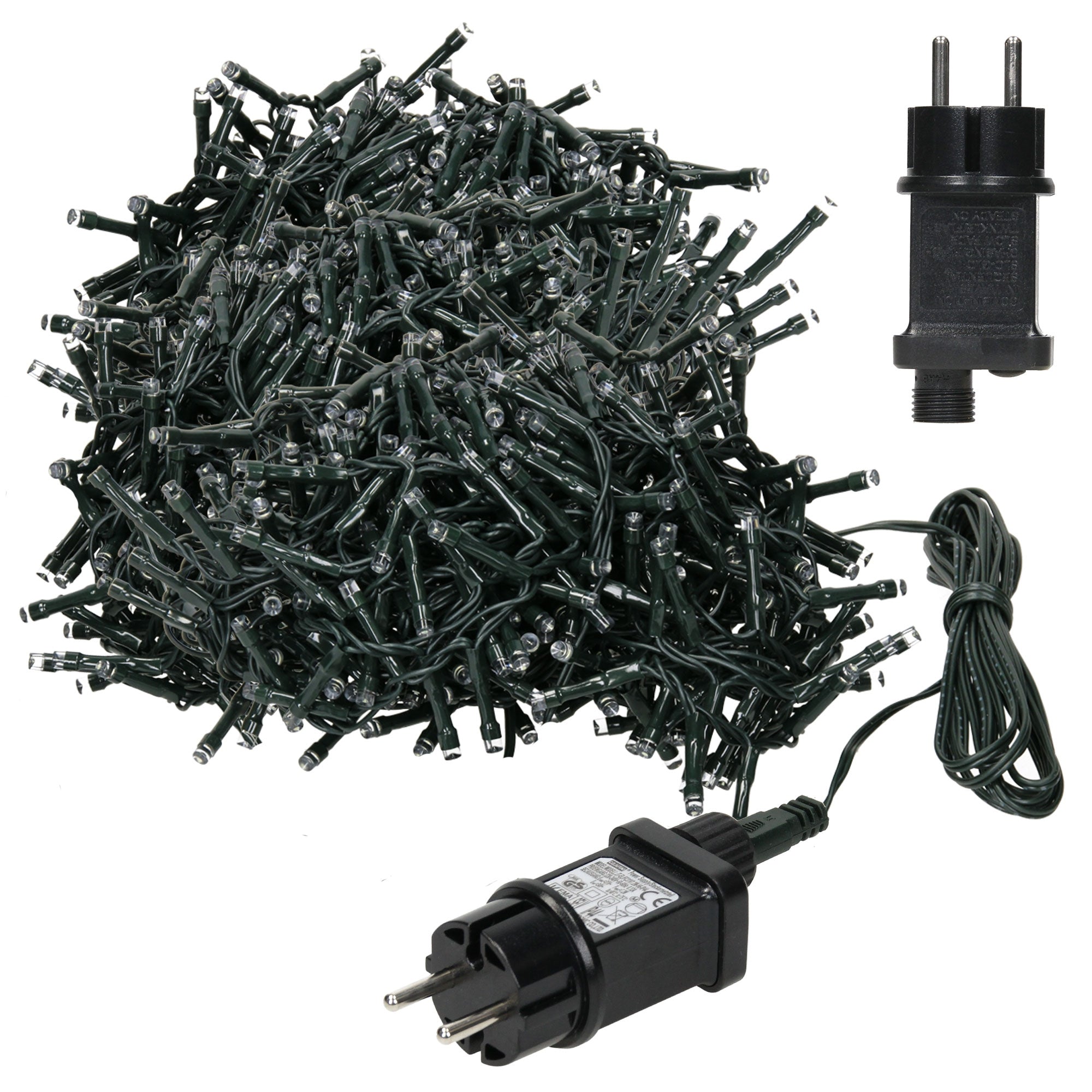 Grüne LED-Lichterkette mit Stecker und Adapter auf hellem Hintergrund.