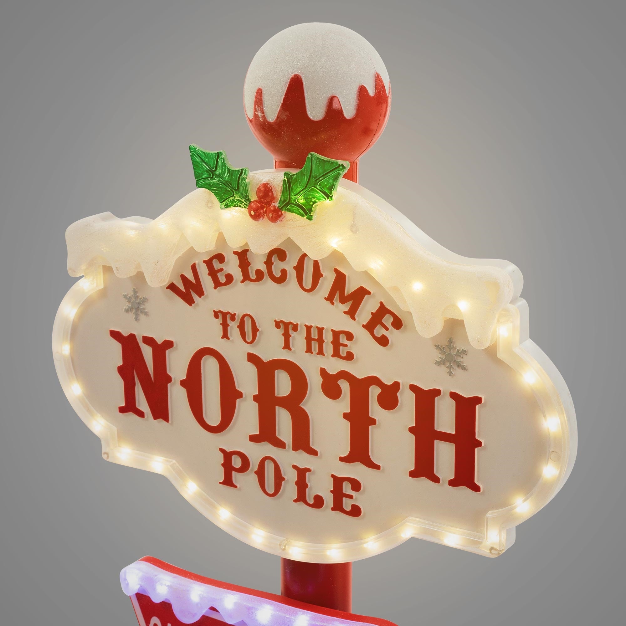 Egy világító tábla 'WELCOME TO THE NORTH POLE' felirattal.