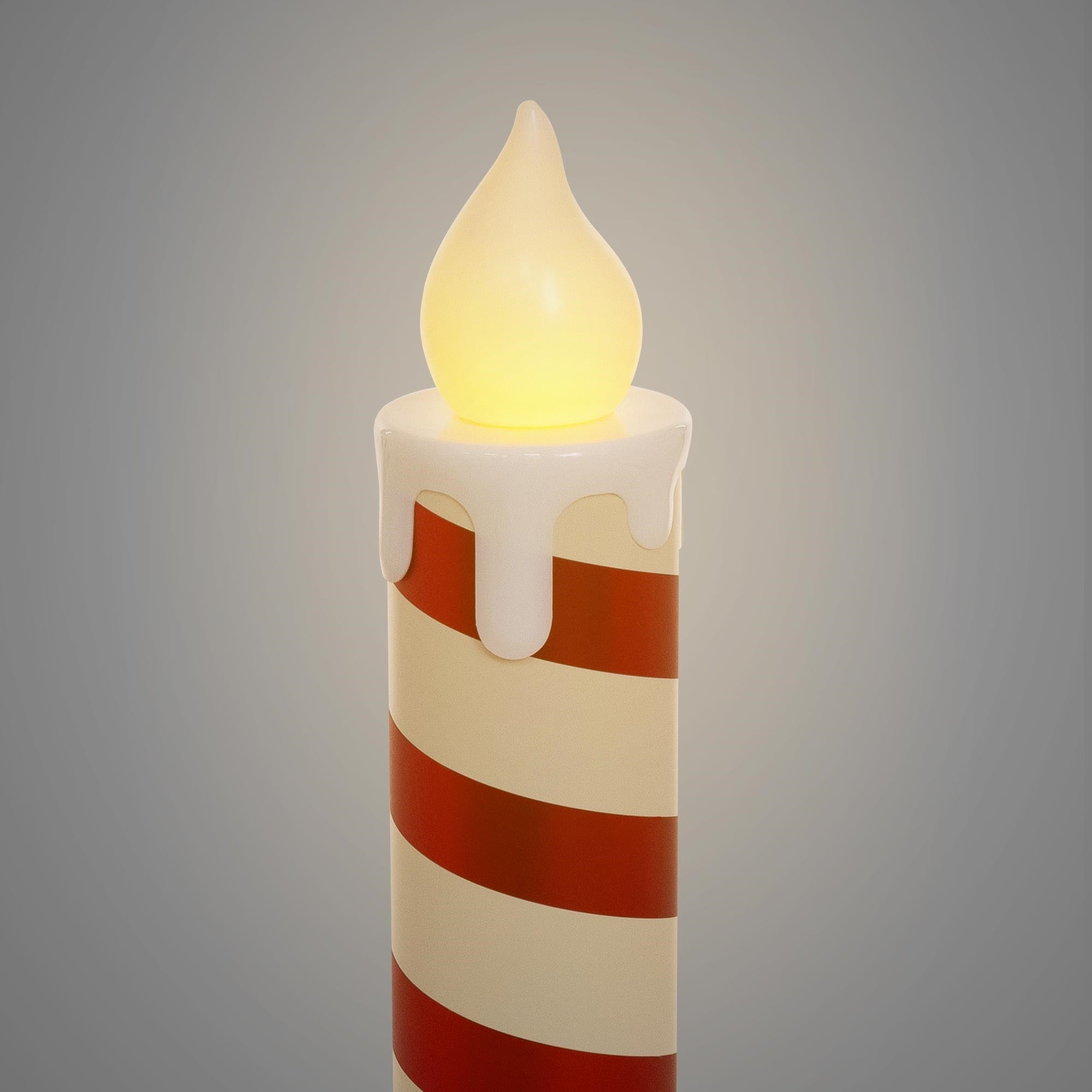Gyertya piros csíkkal és világító lánggal a tetején.