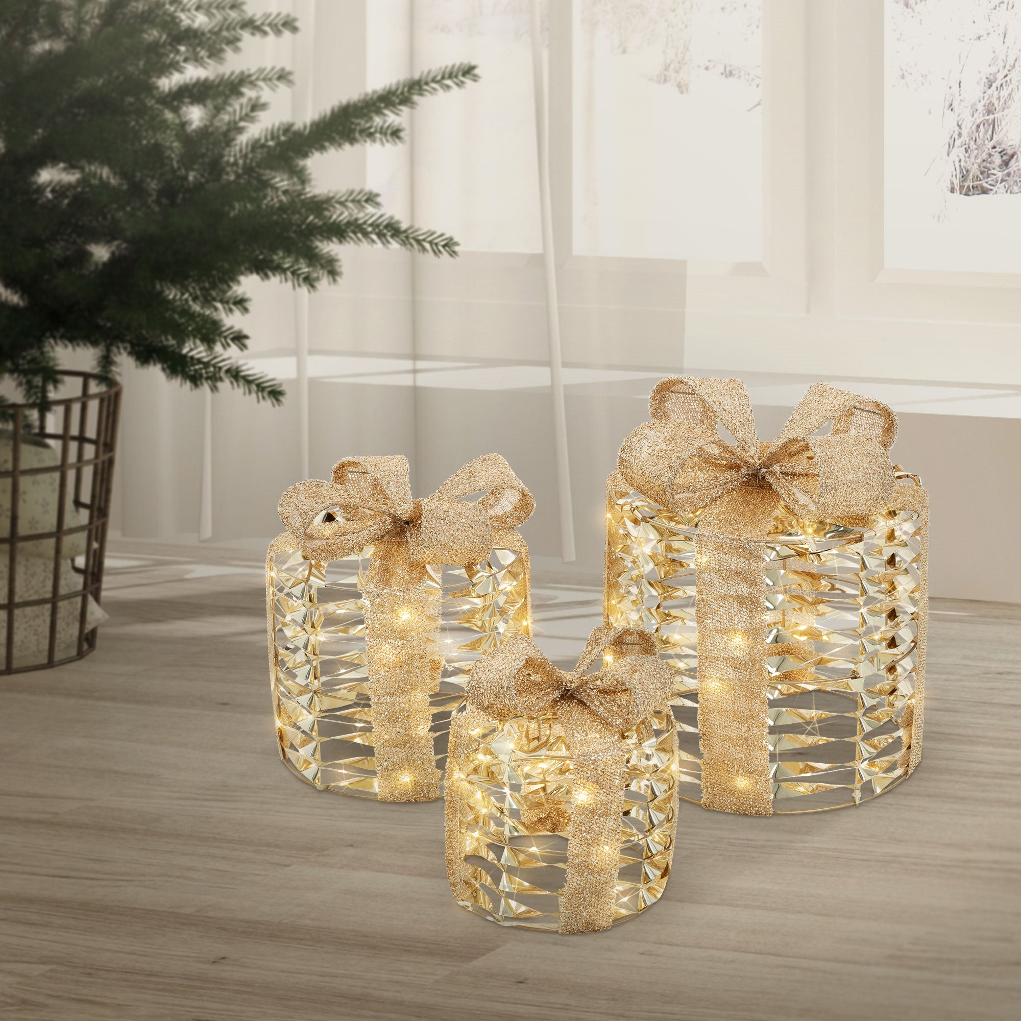 Drei leuchtende Geschenke mit Schleifen auf einem Holzboden.