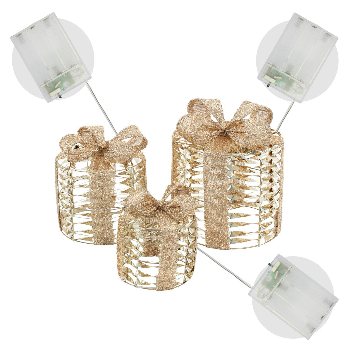 Drei Geschenke mit goldenen Schleifen, zwei mit Kabeln auf weißem Hintergrund.