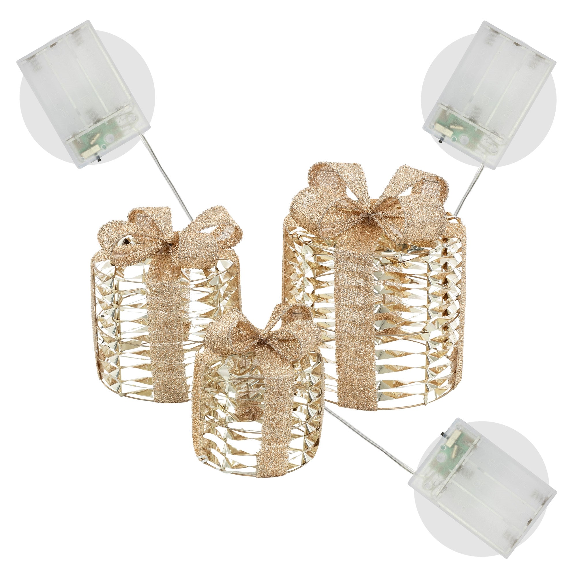 Drei Geschenke mit goldenen Schleifen, zwei mit Kabeln auf weißem Hintergrund.