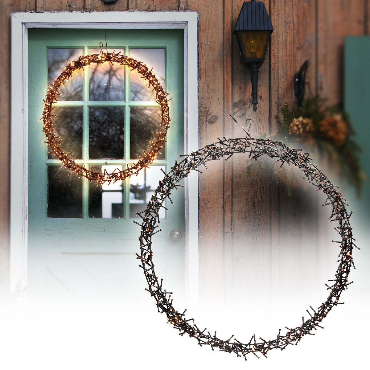 Ghirlanda luminosa decorativa su una porta con finestra.