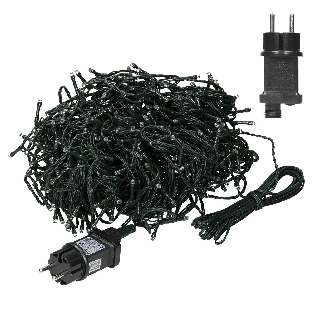 Ein Haufen von grünen Lichtern mit Stecker und einem weiteren Stecker auf einem weißen Hintergrund.