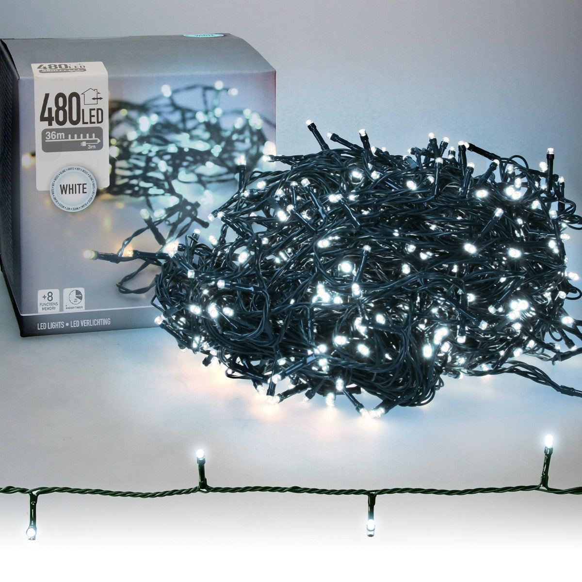 Ein Haufen weißer LED-Lichterketten auf einem Tisch, umgeben von einer Verpackung.
