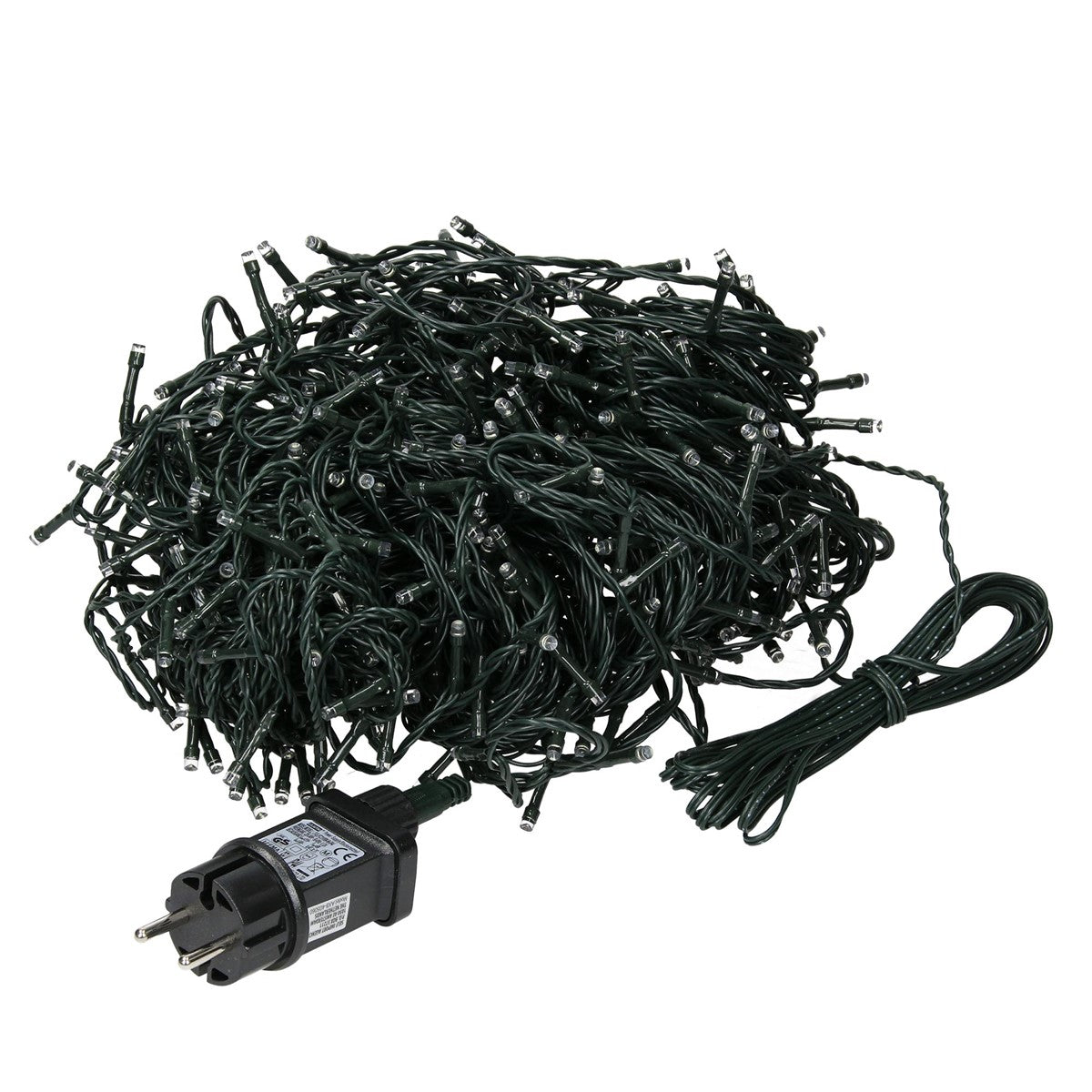 Ein Haufen von grünen Lichtern mit Stecker auf einem weißen Hintergrund.