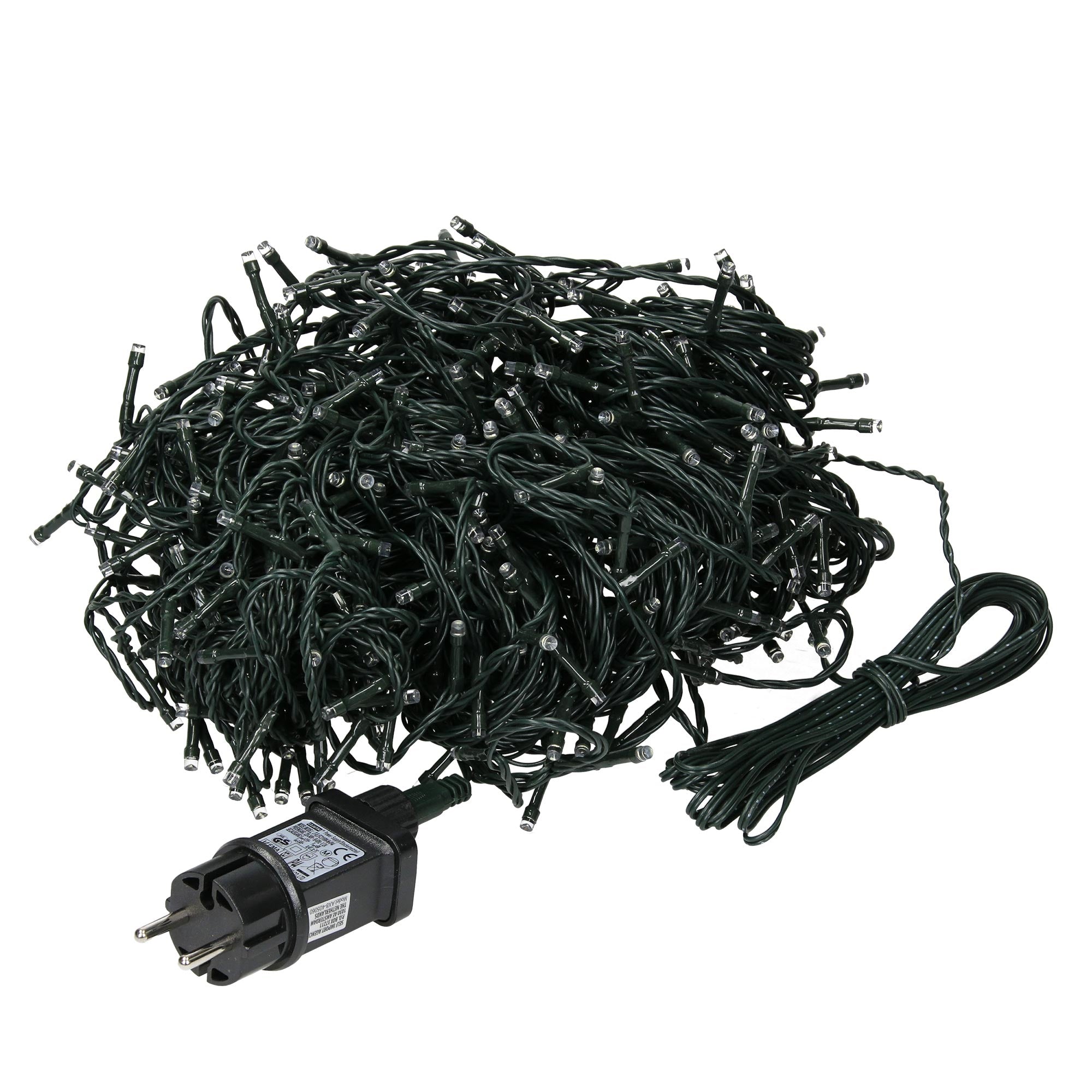 Ein Haufen von grünen Lichtern mit Stecker auf einem weißen Hintergrund.