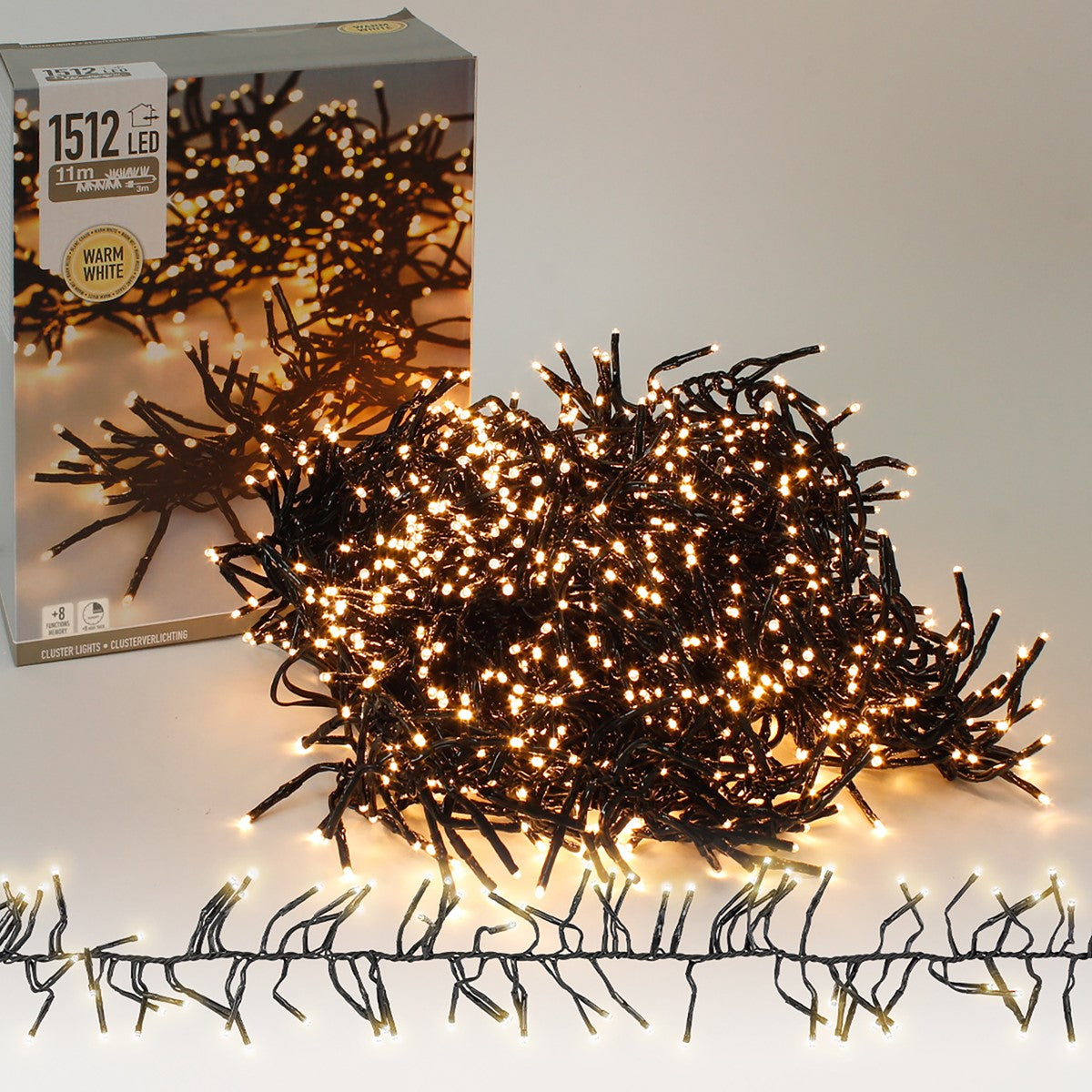 Lichterkette auf einem Tisch, umgeben von der Verpackung.
