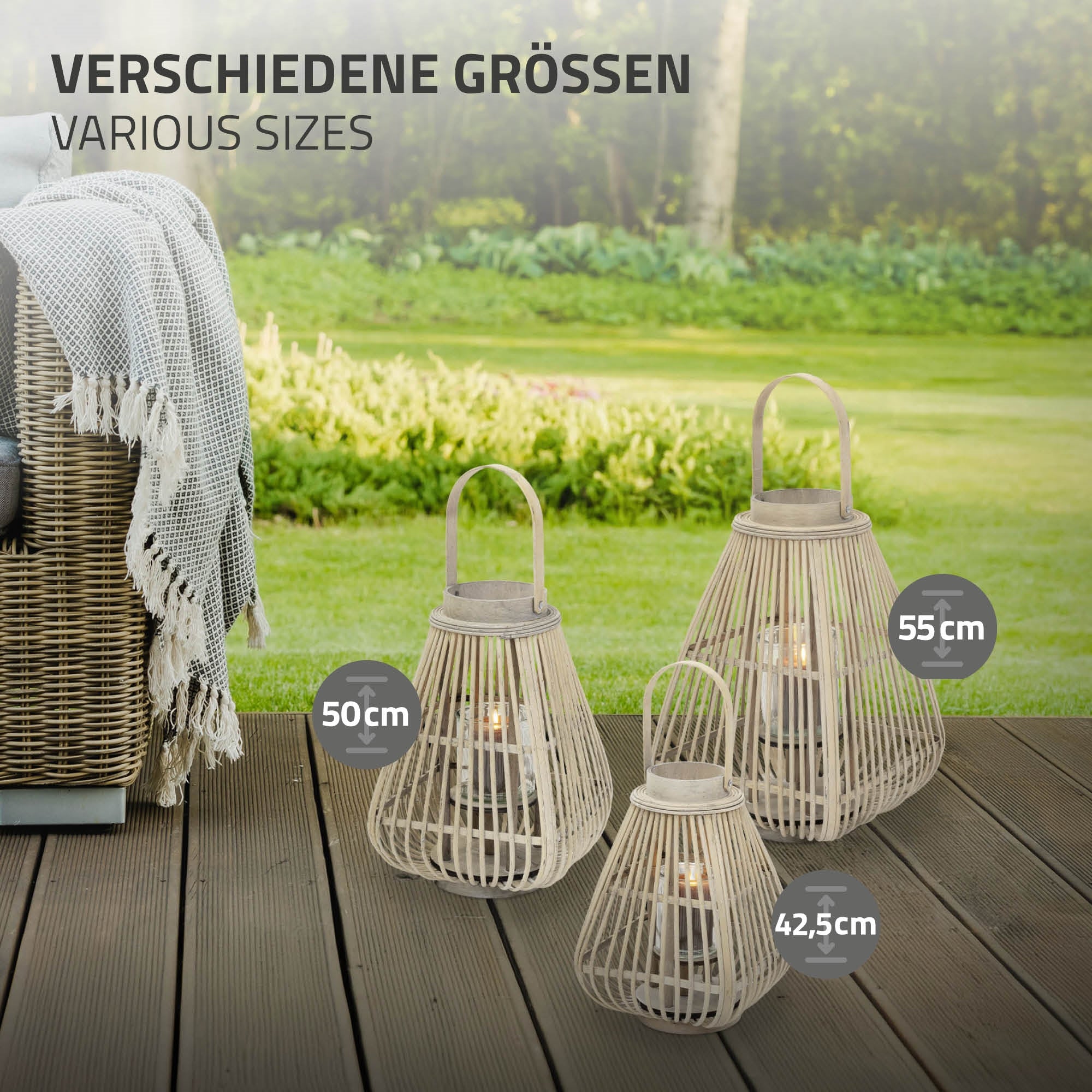 Drei Holzlaternen in verschiedenen Größen, auf einem Holzboden im Freien.