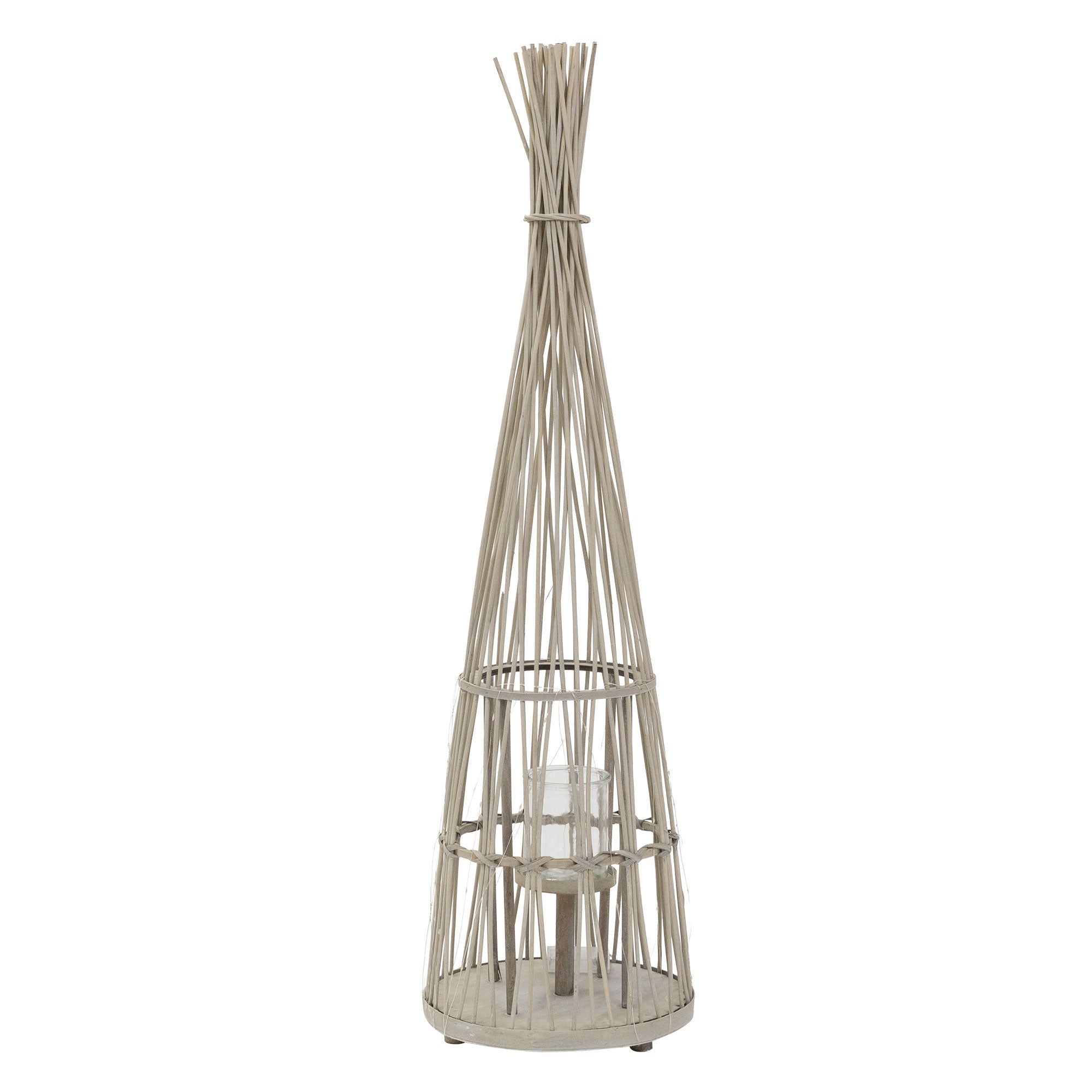 Hochformatiger, dekorativer Kerzenhalter aus Rattan.