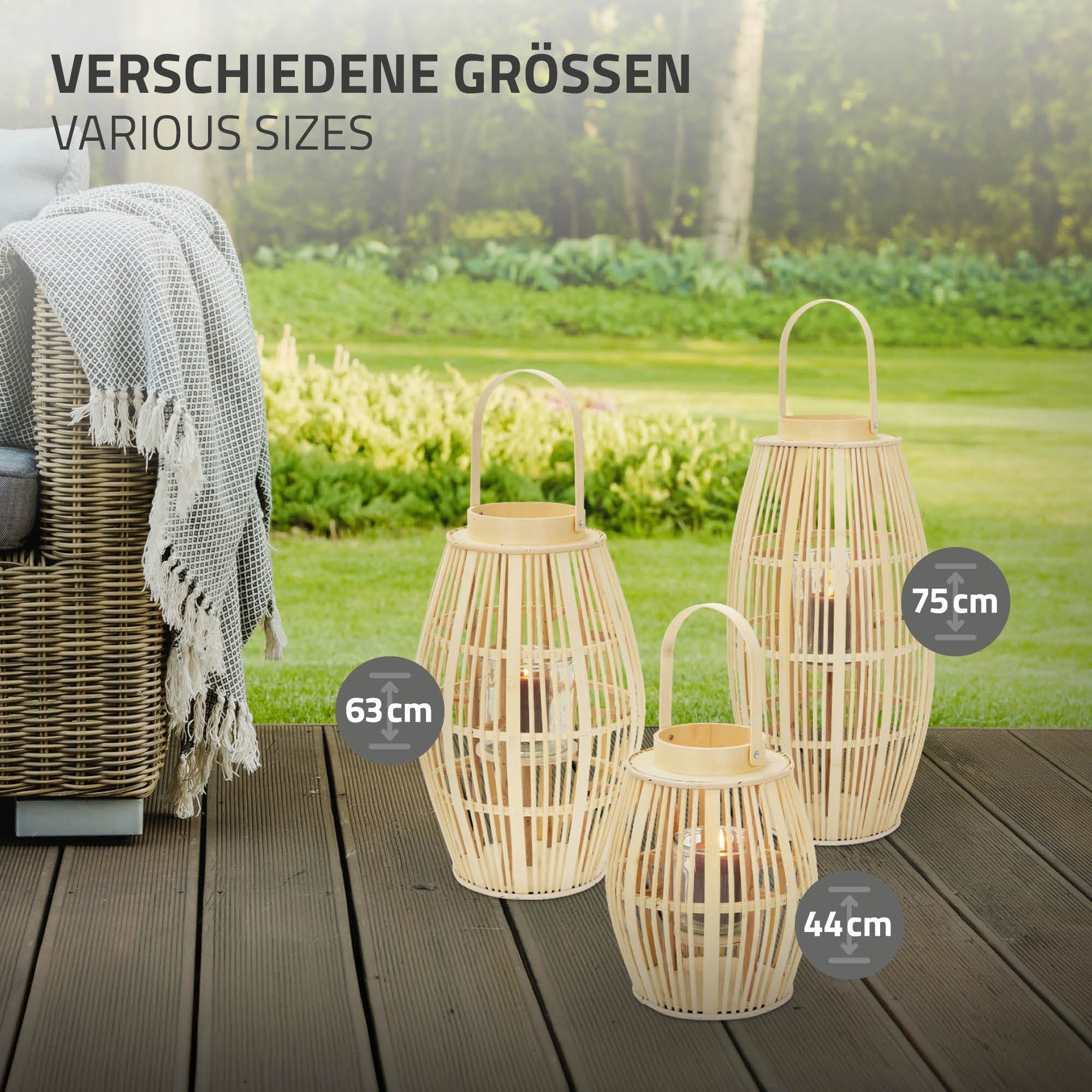 Tři lampy v různých velikostech stojí na dřevěné podlaze v zahradě.