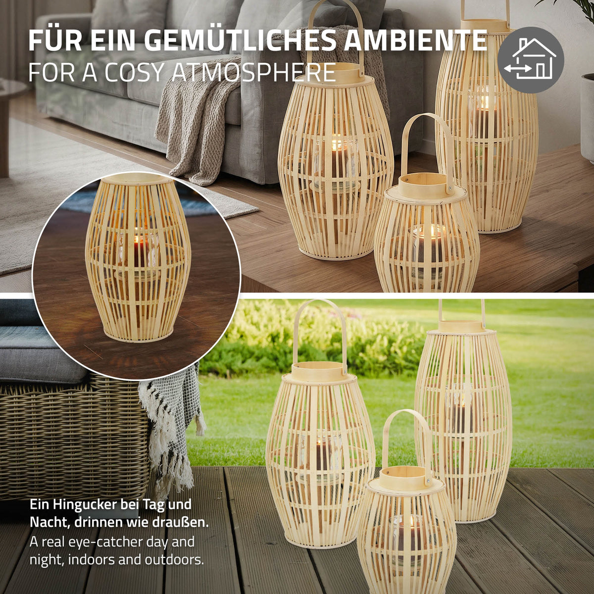 Flere rattanlanterner på et trægulv, omgivet af planter og møbler.