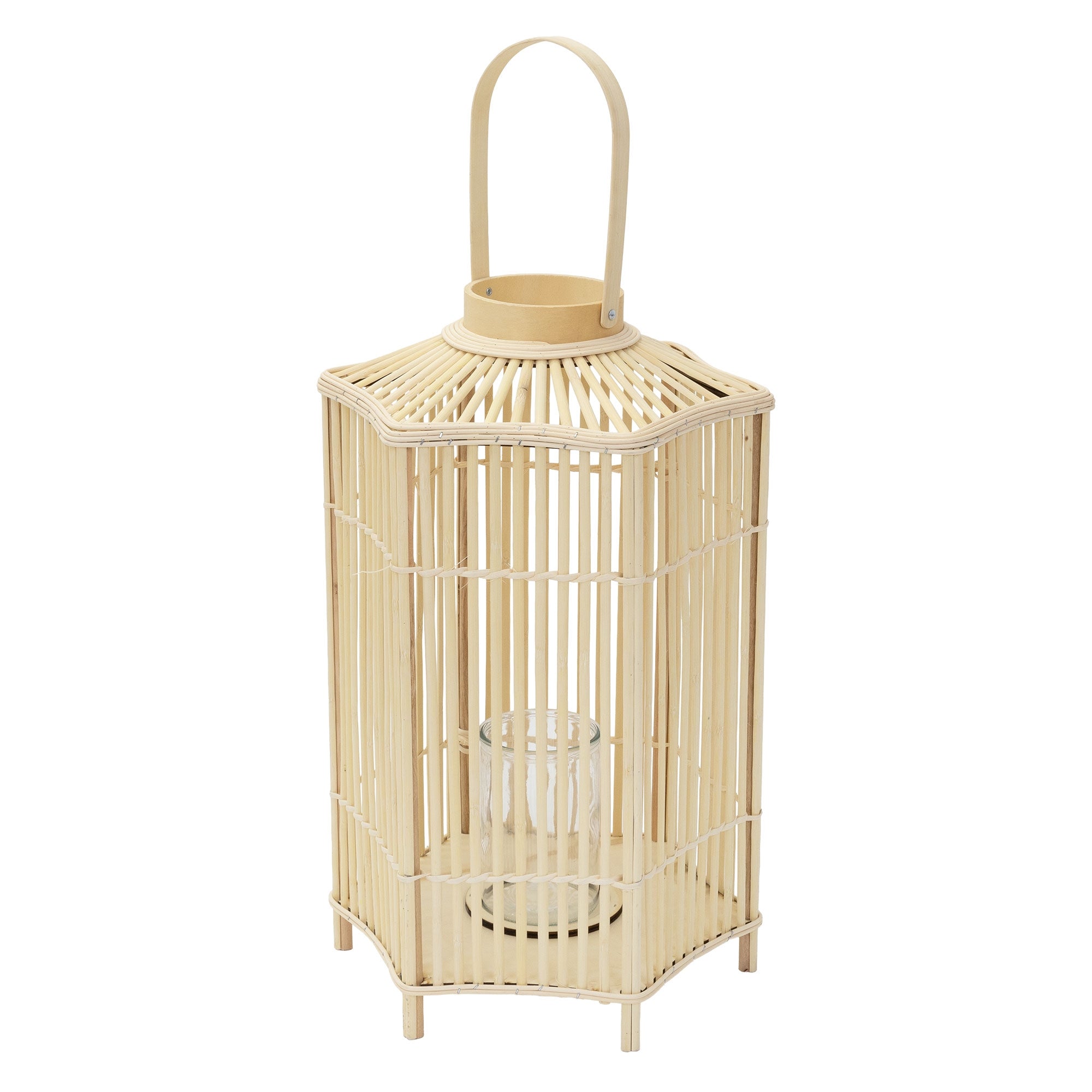 Eine runde Laterne aus Rattan mit einem Glasbehälter für eine Kerze.