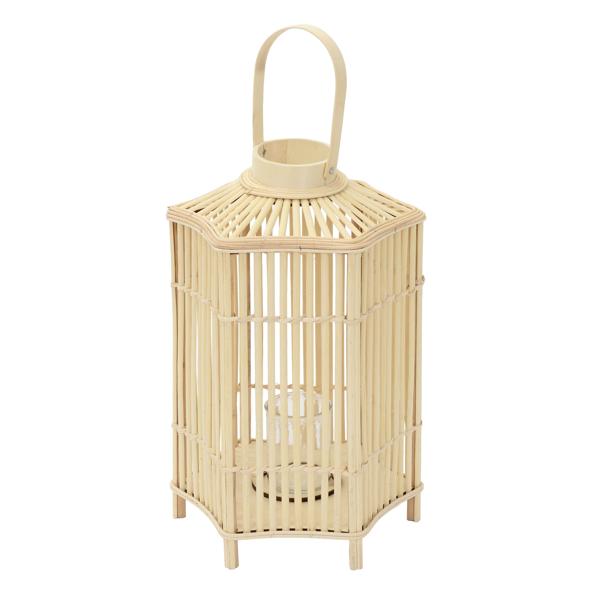 Rattanlaterne mit Glasbehälter auf einem weißen Tisch.