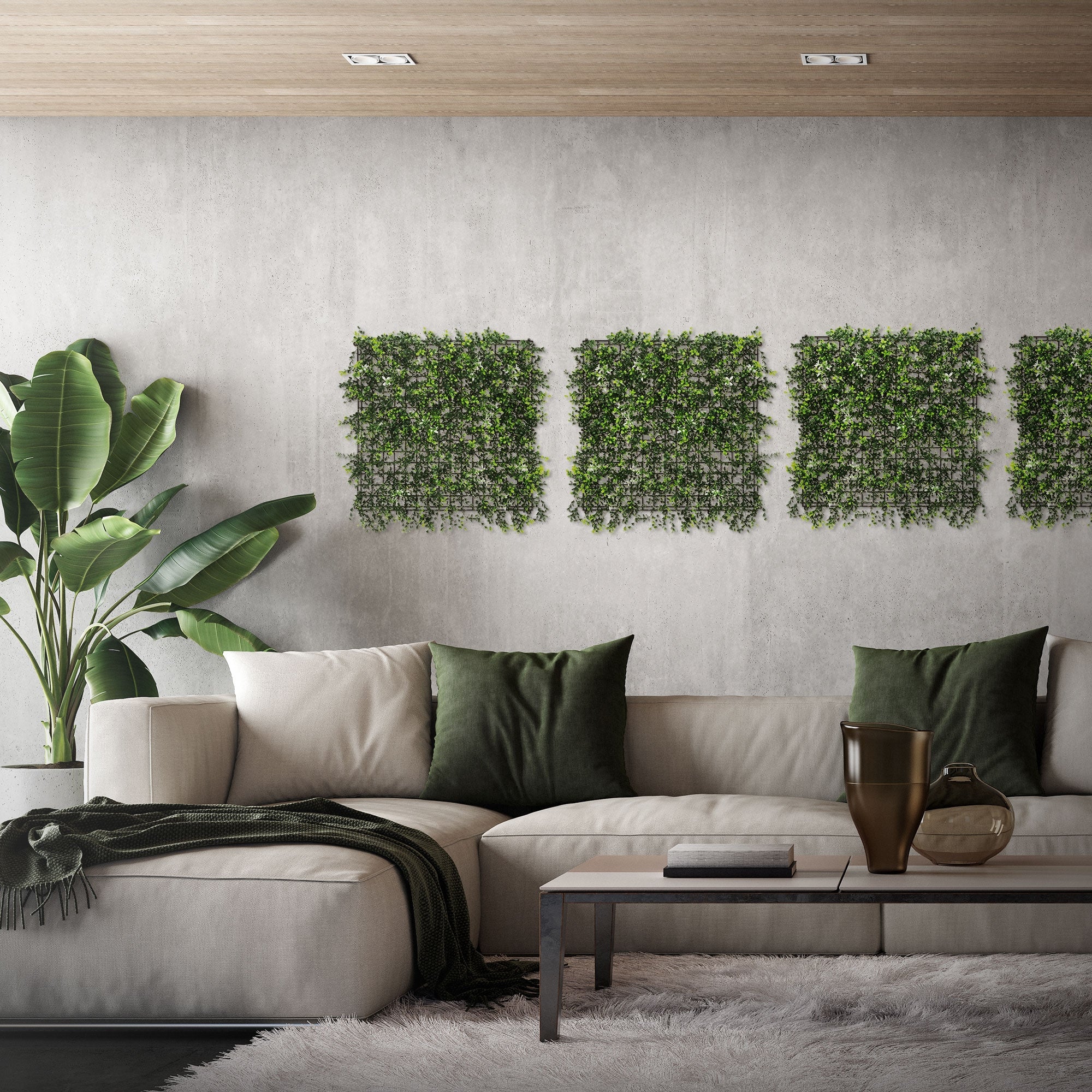 Wohnzimmer mit Sofa, Kissen und grünen Wandpaneelen aus Kunstpflanzen.