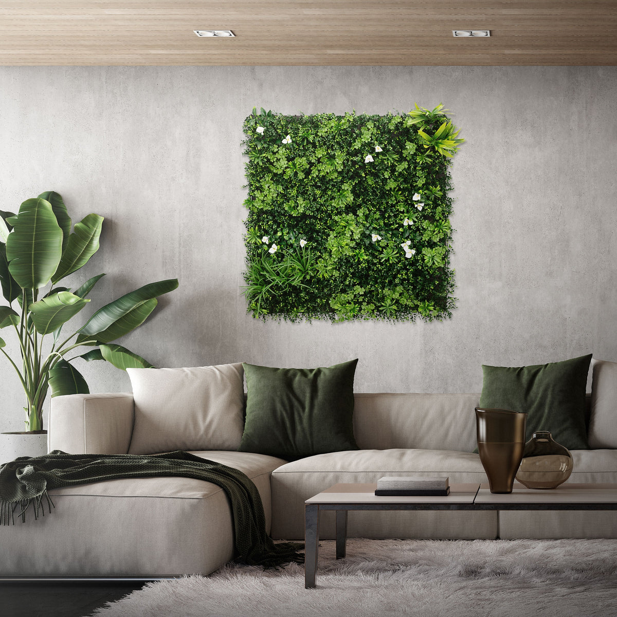 Stue med grønne planter på væggen og en sofa.