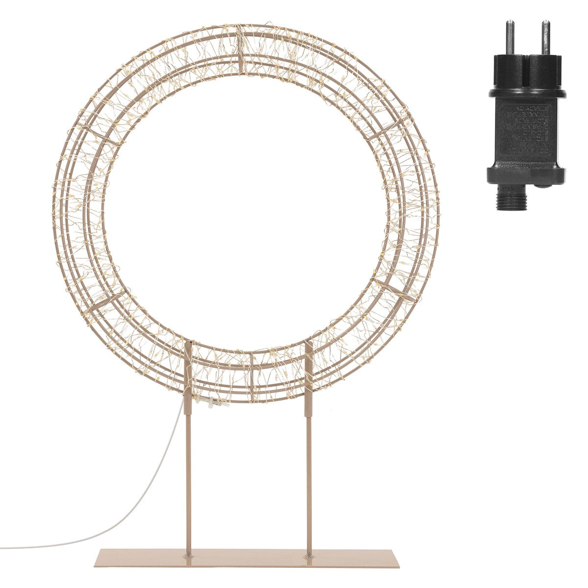 Stehlampe mit einem runden Drahtgestell und einem elektrischen Stecker.