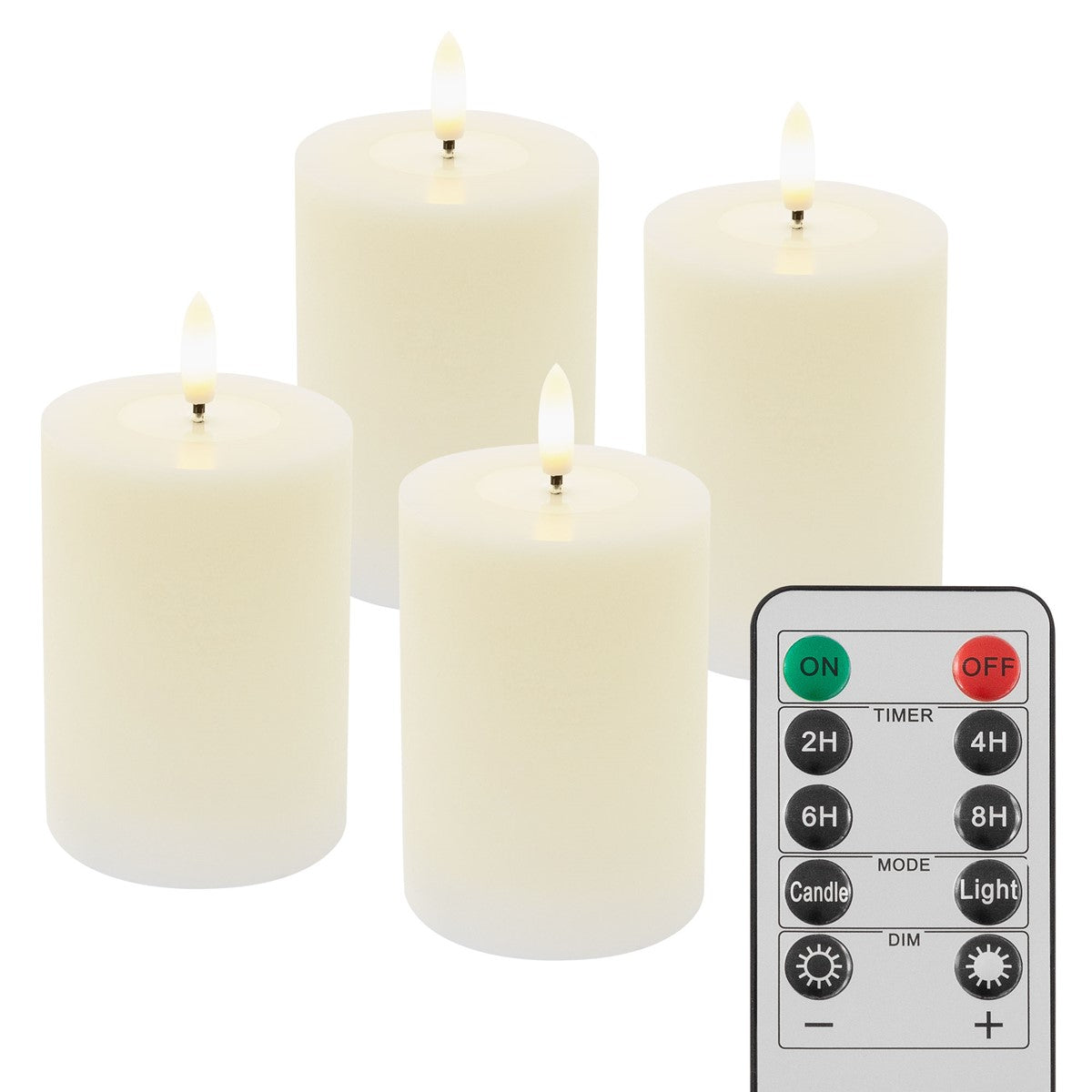 Vier cremefarbene LED-Kerzen in verschiedenen Höhen und eine Fernbedienung vor weißem Hintergrund.