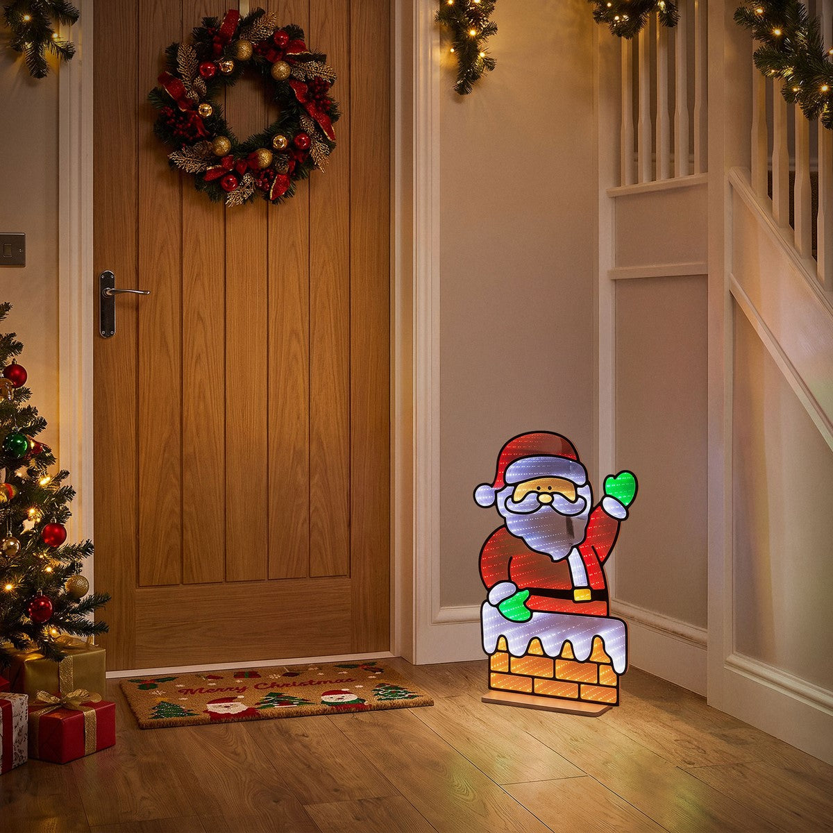 Weihnachtsmann-Figur mit grünen Handschuhen, die vor einer Tür steht.