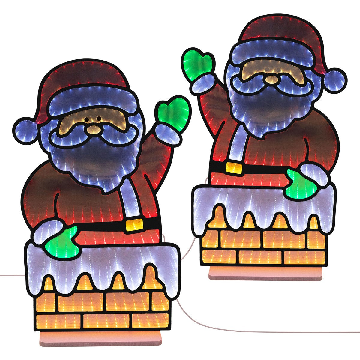 Zwei leuchtende Weihnachtsmann-Figuren mit grünen Handschuhen vor einem Kamin.