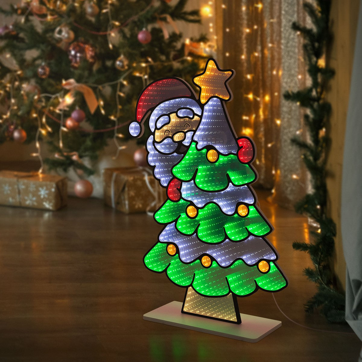 Weihnachtsmann-Figur, die einen Weihnachtsbaum mit Stern hält.