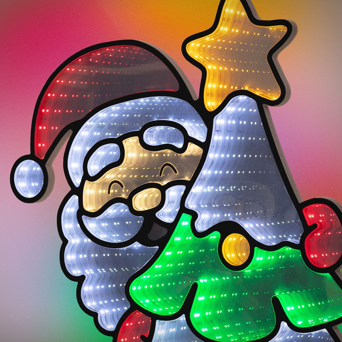 Weihnachtsmannfigur mit Weihnachtsbaum und Stern, leuchtend auf buntem Hintergrund.
