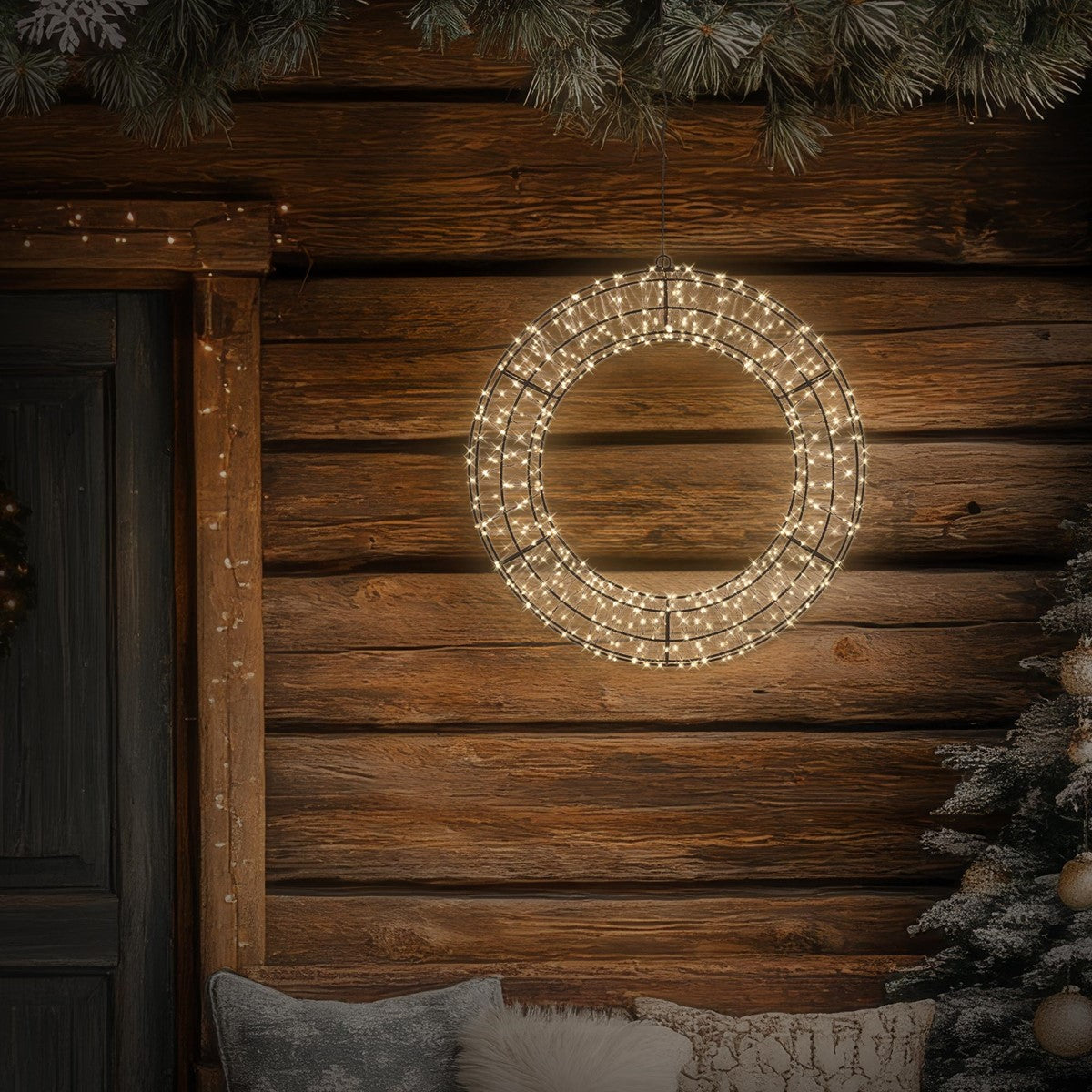 LED-Kranz hängt an einer Holzverkleidung neben einem Weihnachtsbaum.