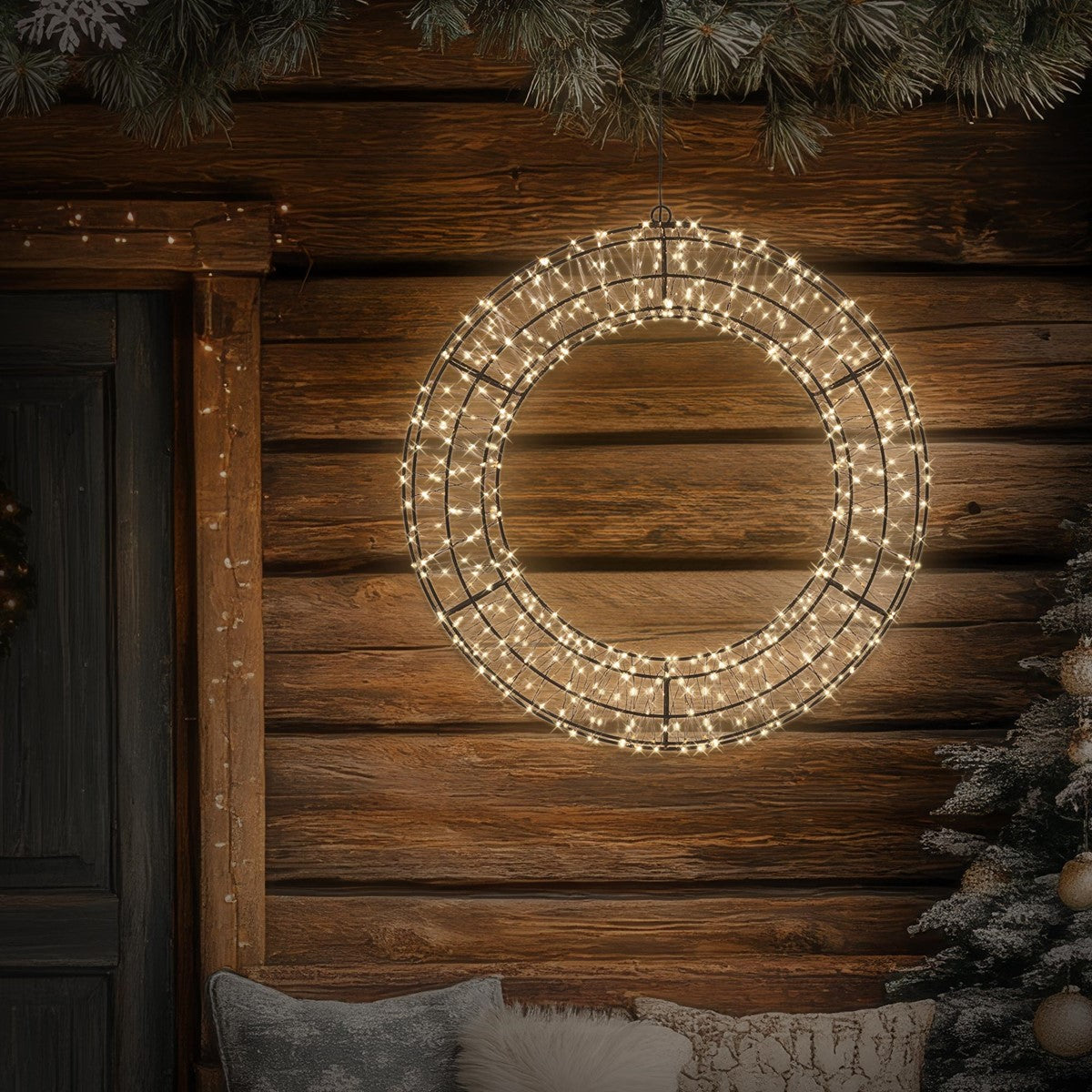 Runde LED-Lampe vor einer Holzverkleidung, Weihnachtsbaum rechts.