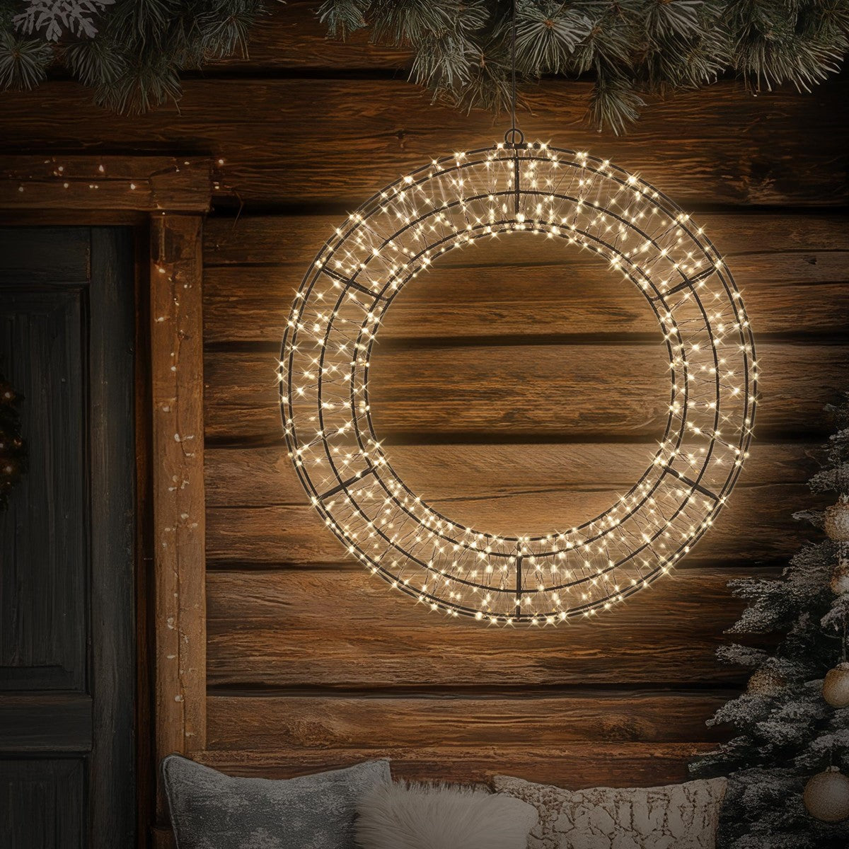 LED-Kranz hängt an einer Holzverkleidung mit Dekoration.