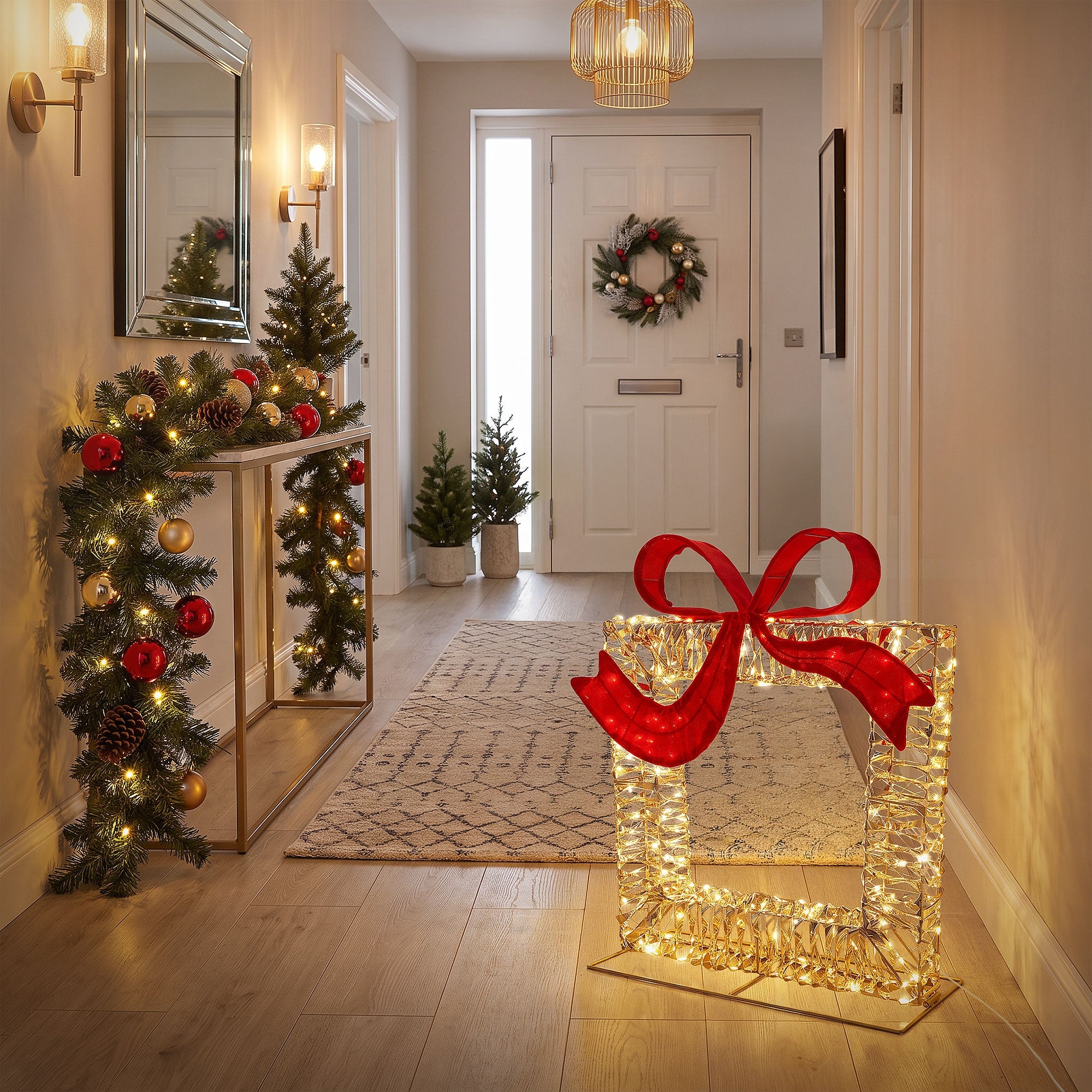 Dekoration in Form eines Rahmens im Flur mit Weihnachtsdeko.