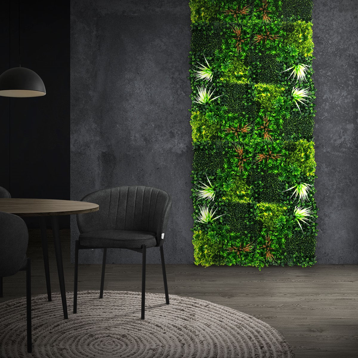 Künstliche Pflanzenwand in einem modernen Raum mit Stuhl und Tisch.