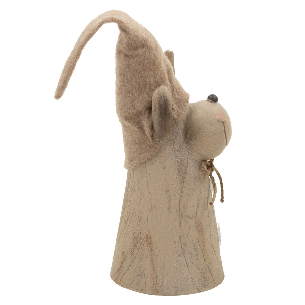 Seitenansicht einer Holzfigur mit beigem Hut und einem Gesicht.