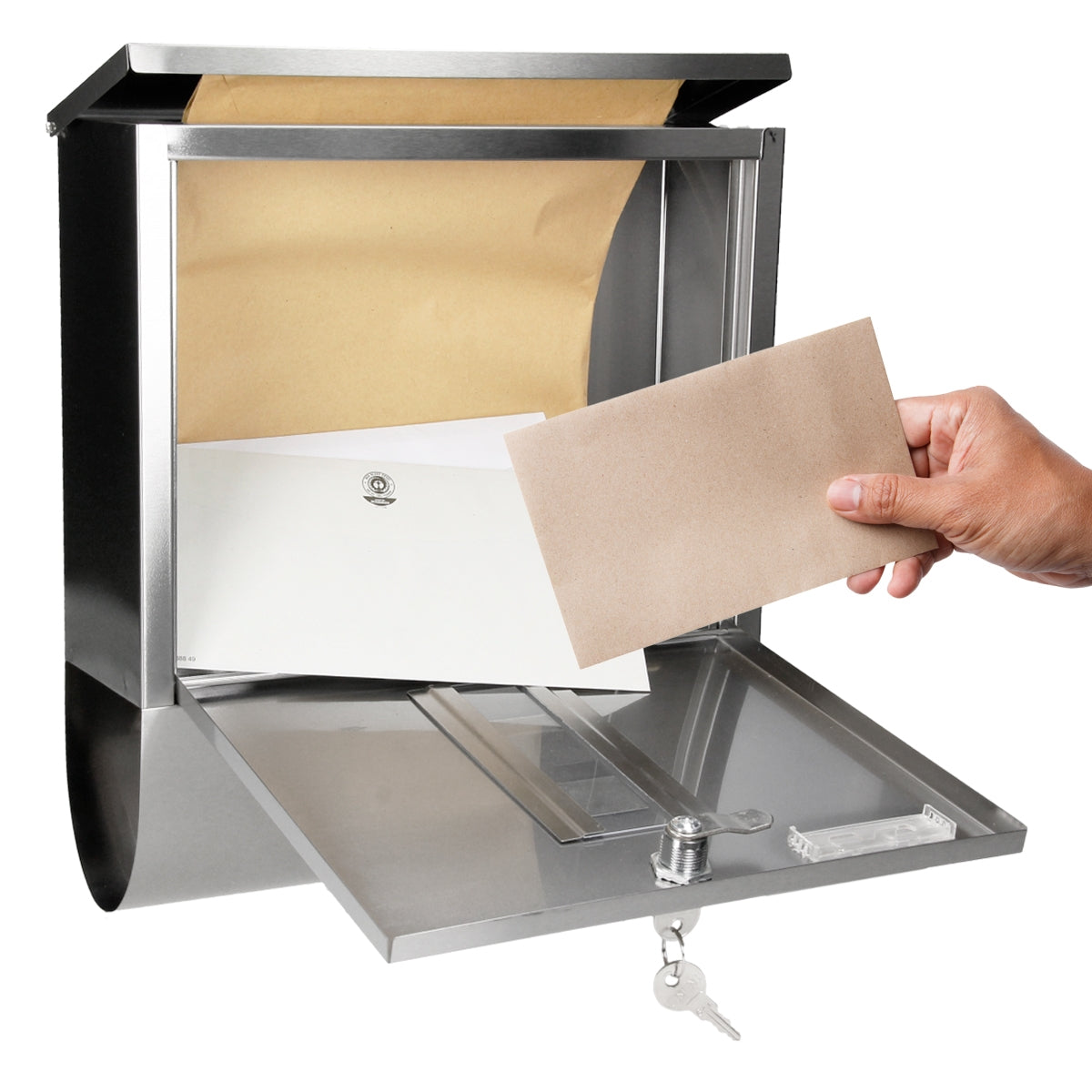 Edelstahl-Briefkasten mit geöffneter Klappe und Hand, die einen Brief einlegt.