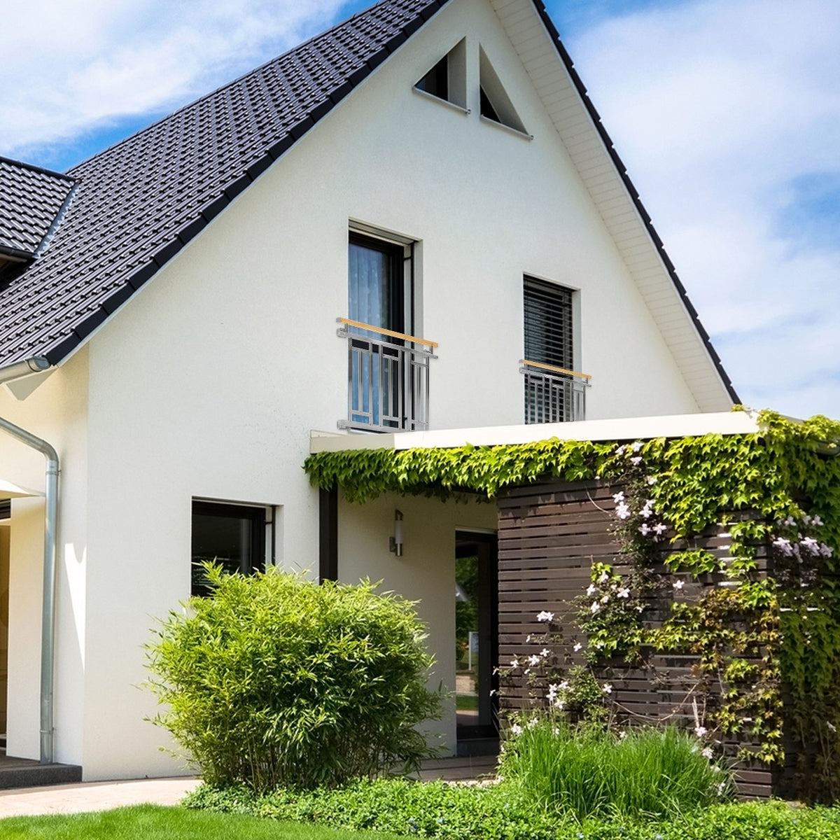 Modernes Haus mit grünem Garten und Kletterpflanzen an der Fassade.